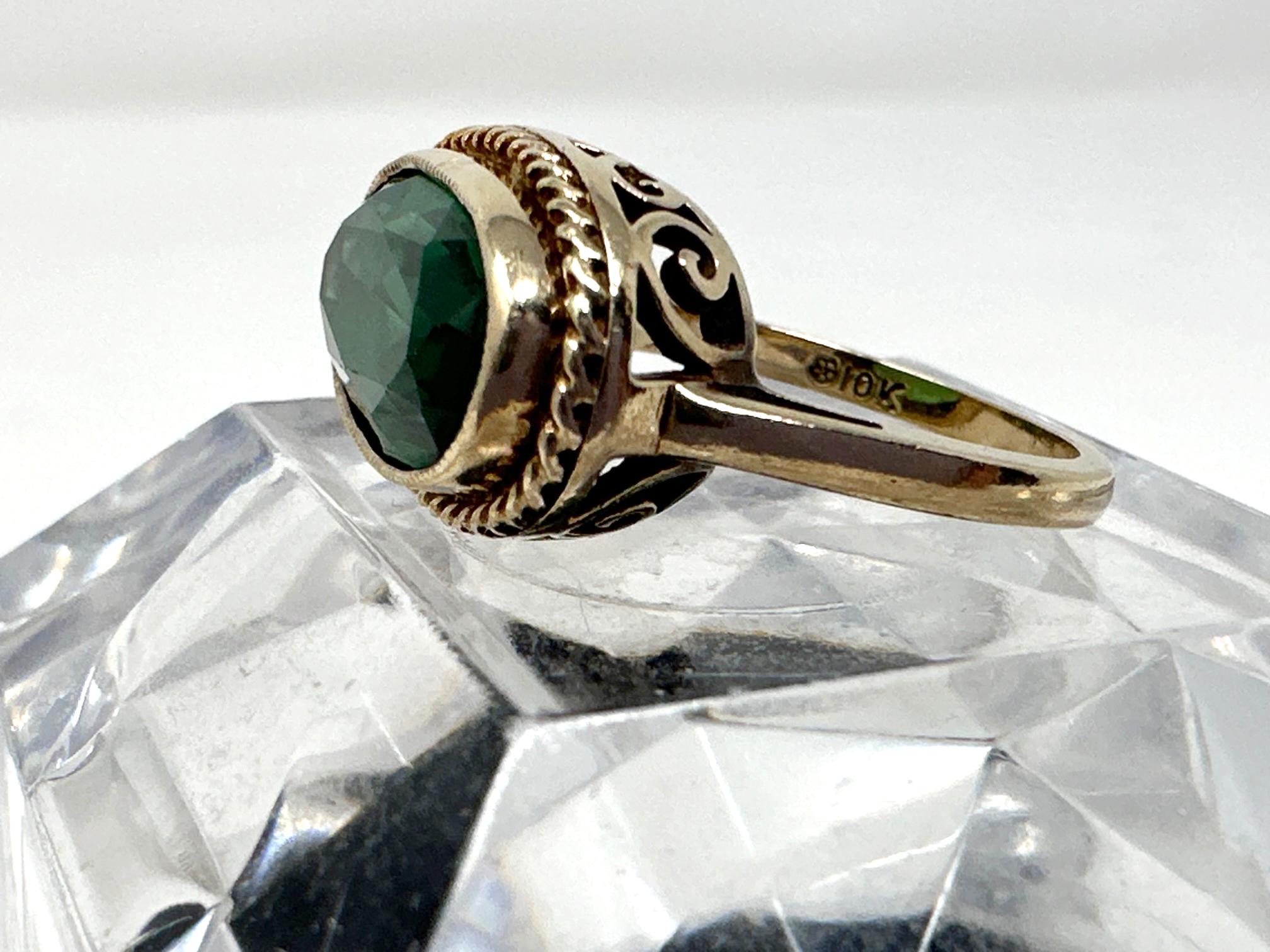 Arts and Crafts Circa 1890’s Green Tourmaline faceted Gold Ring  In Good Condition For Sale In Newport Coast, CA