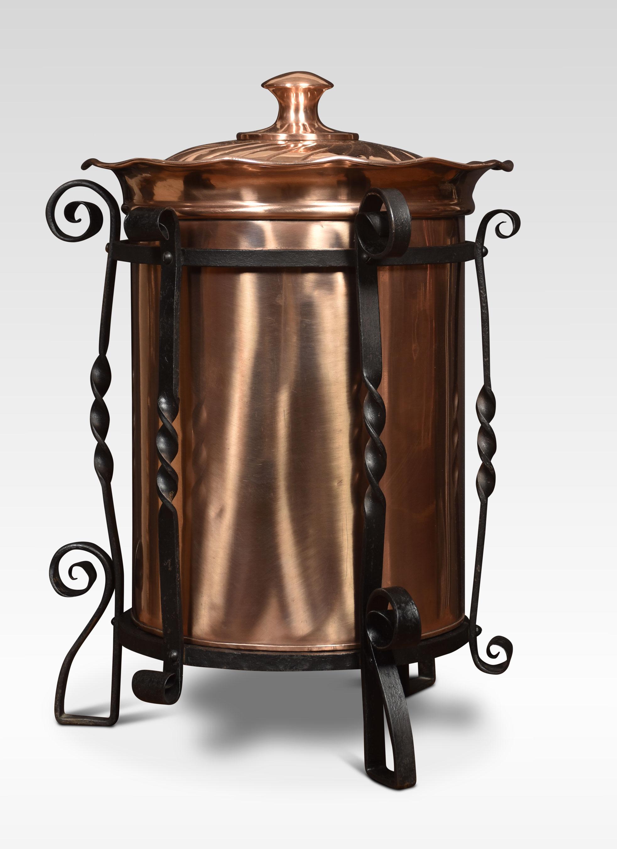 Seau à charbon circulaire en cuivre de style Arts and Crafts dans un support protecteur en fer forgé noir, au couvercle en forme de dôme décoré au-dessus du corps cylindrique. Tous élevés sur des pieds formés.
Dimensions
Hauteur 20.5