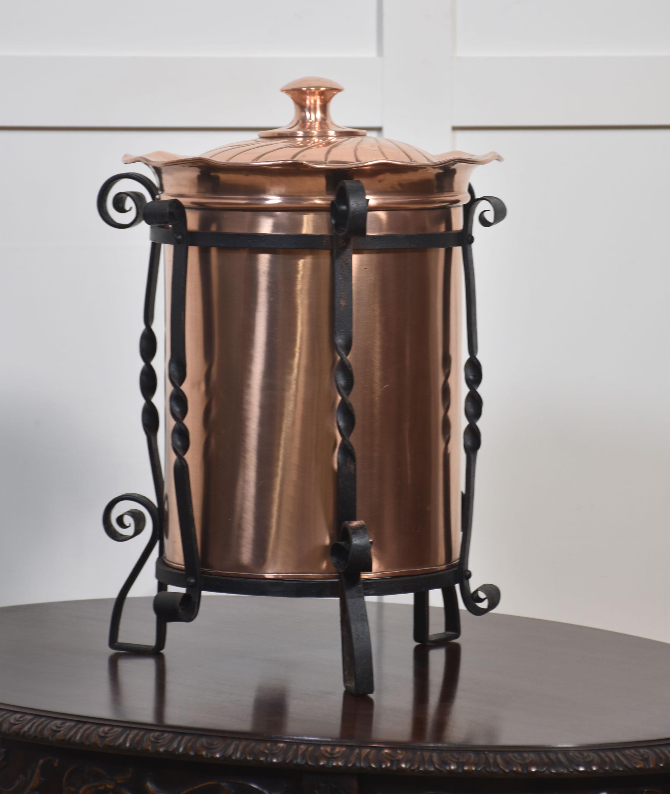 British Arts and Crafts circular copper coal bucket For Sale