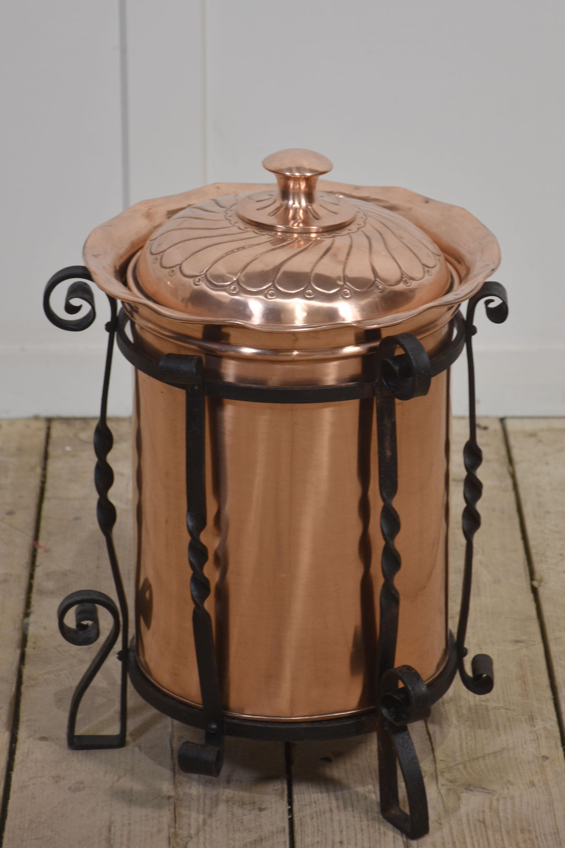 Arts and Crafts circular copper coal bucket For Sale 2