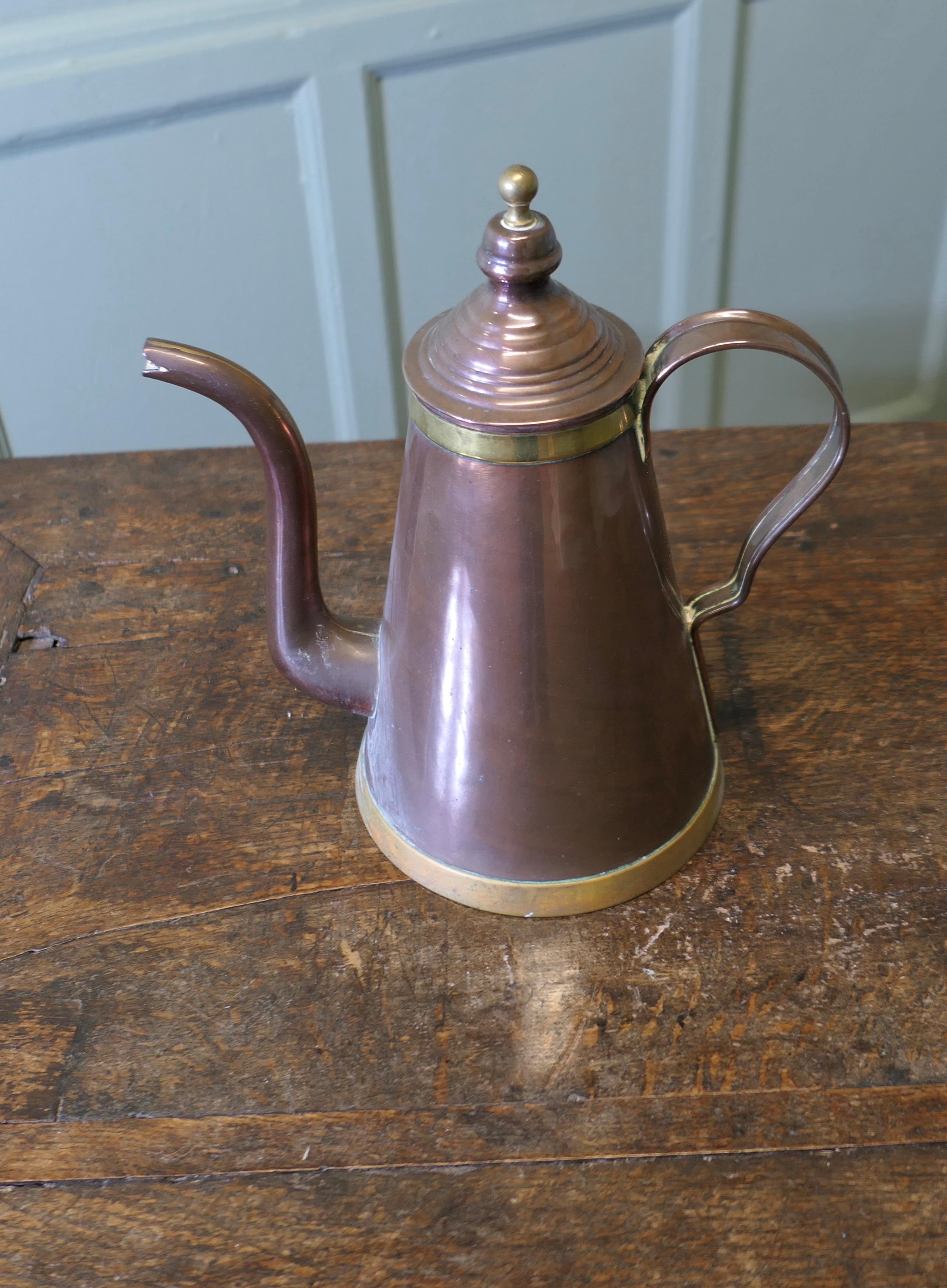 Cafetière ou pot à chocolat Arts and Crafts

Il s'agit d'une belle pièce faite à la main, le corps principal du pot est en cuivre avec une poignée en col de cygne très élégante, et un couvercle tourné.
L'état est bon mais l'étamage intérieur