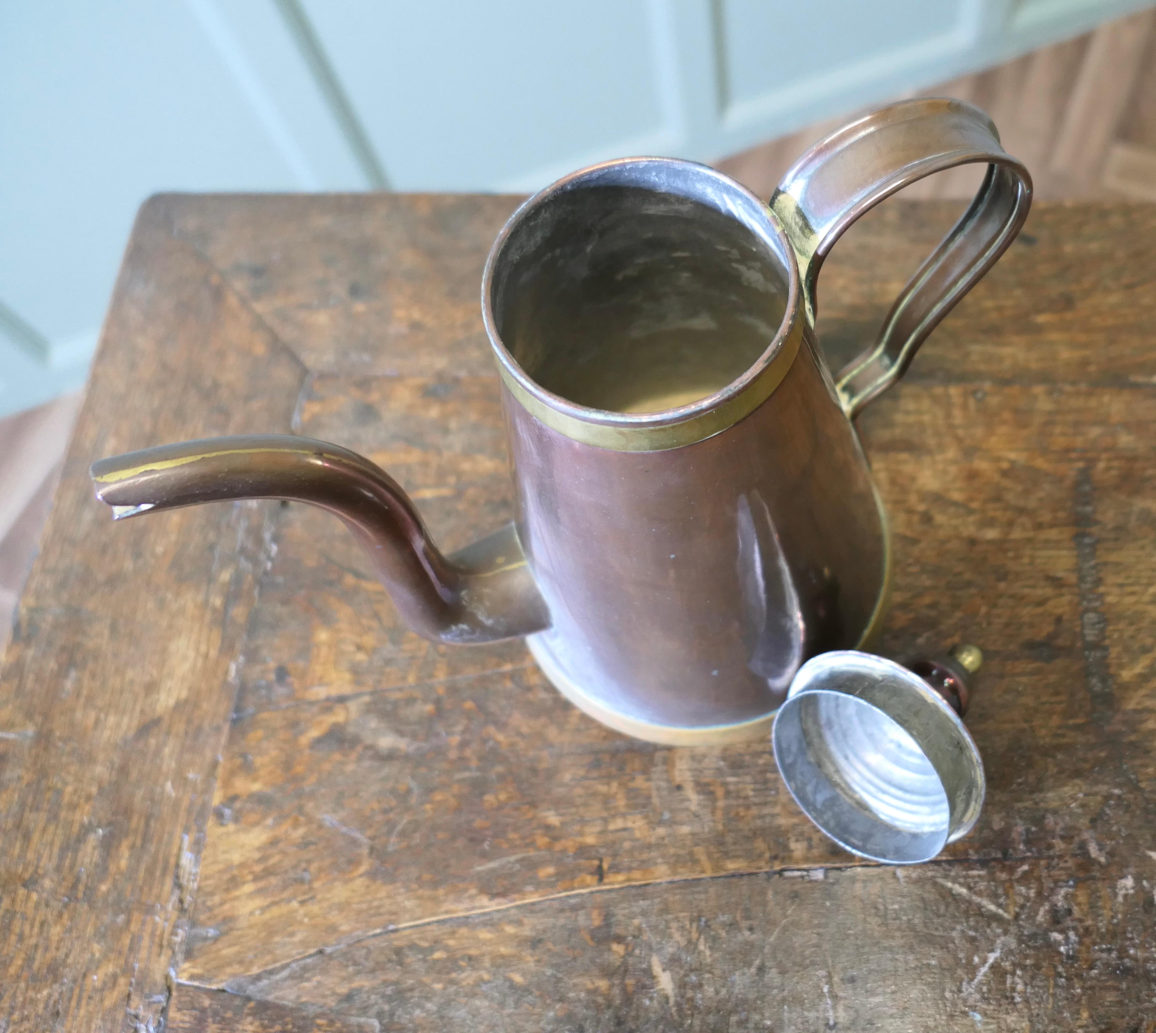 Fin du XIXe siècle Cafetière ou pot à chocolat Arts and Crafts  Il s'agit d'une belle pièce fabriquée à la main, qui en vente