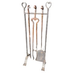 Arts and Crafts komplettes Set handgeschmiedeter Eisen-Kaminbesteck, Must-Haves