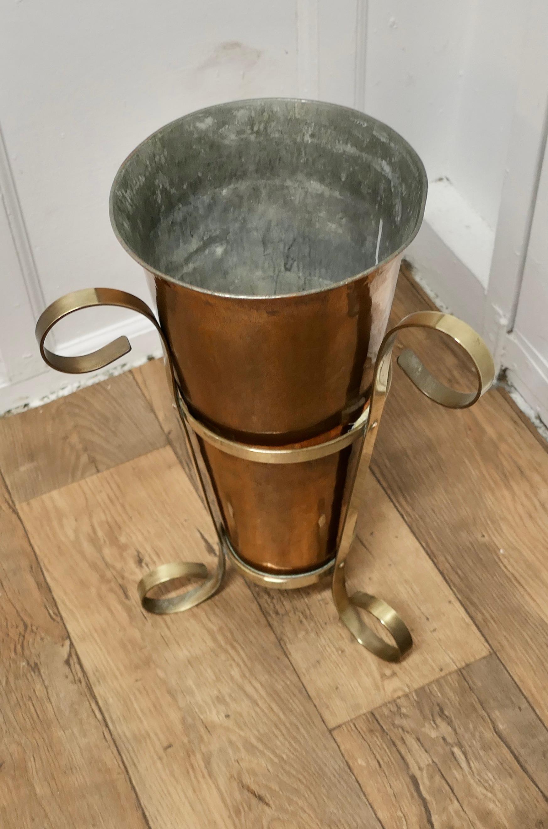Fin du XIXe siècle Porte-parapluies en cuivre et laiton Arts and Crafts  Une pièce originale et attrayante en vente