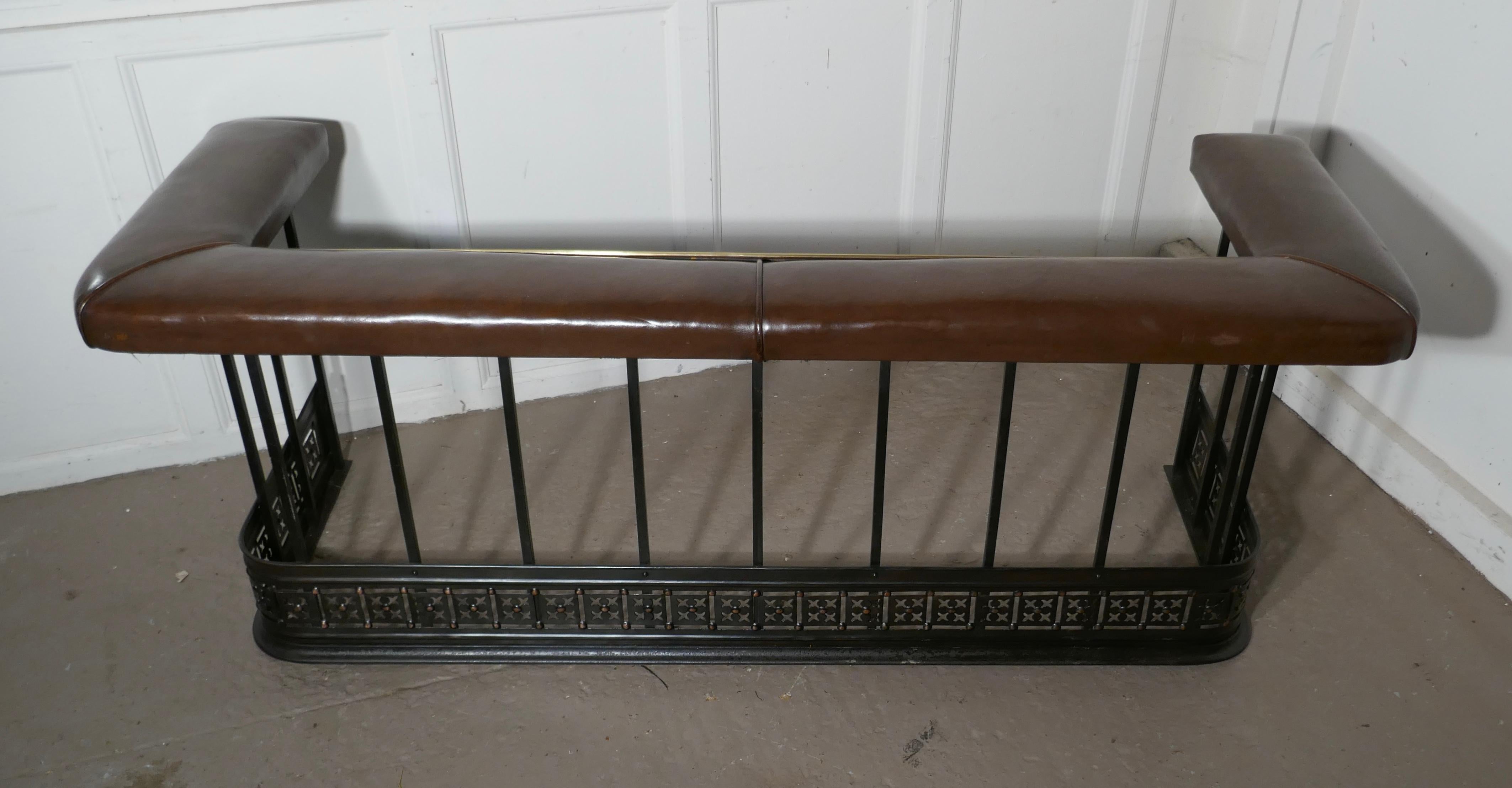 Arts & Crafts Copper and Iron Club Fender In Good Condition In Chillerton, Isle of Wight