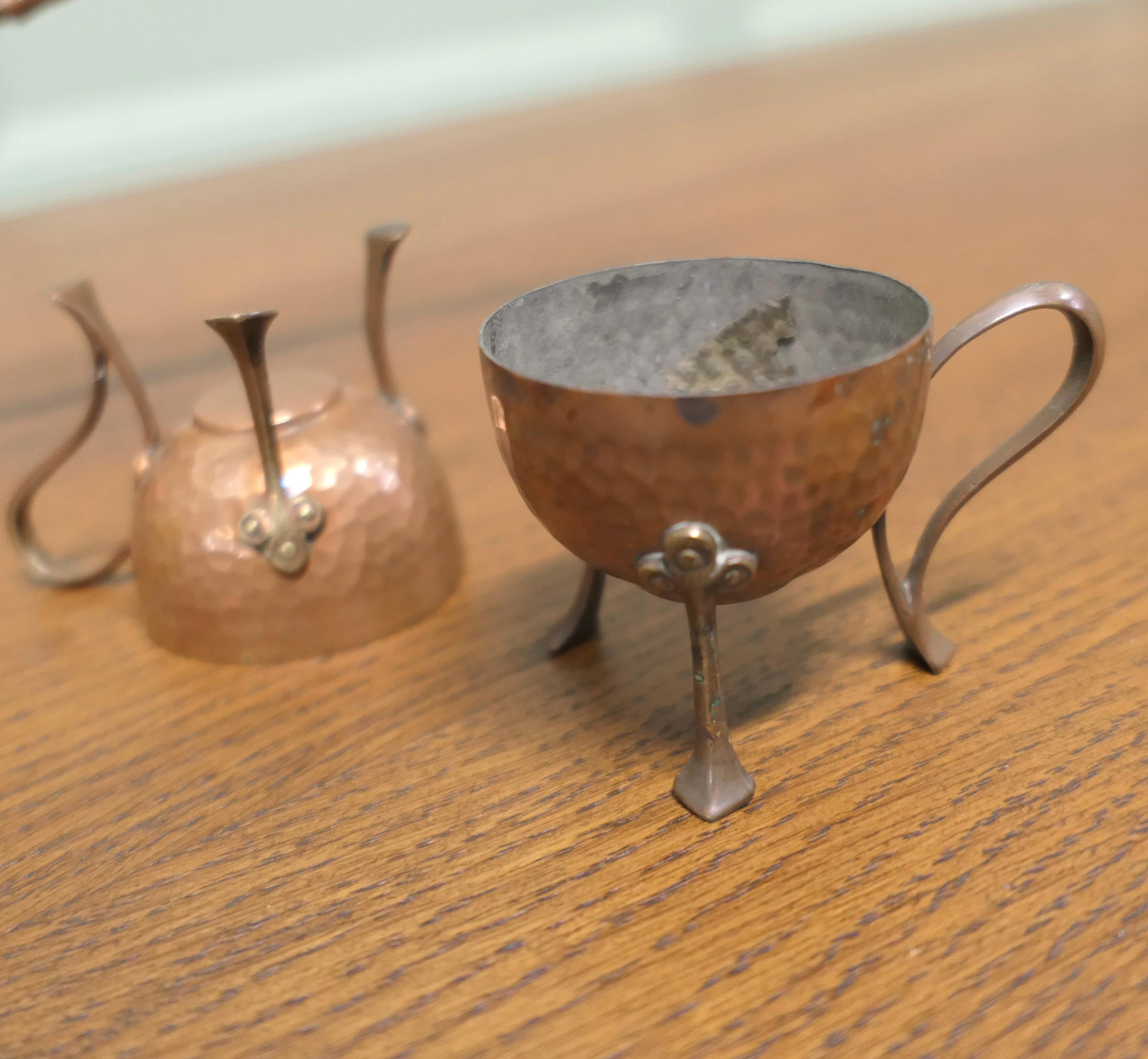 Inizio XX secolo Collection'S di Arts and Craft in rame per la colazione  Una buona collezione in vendita