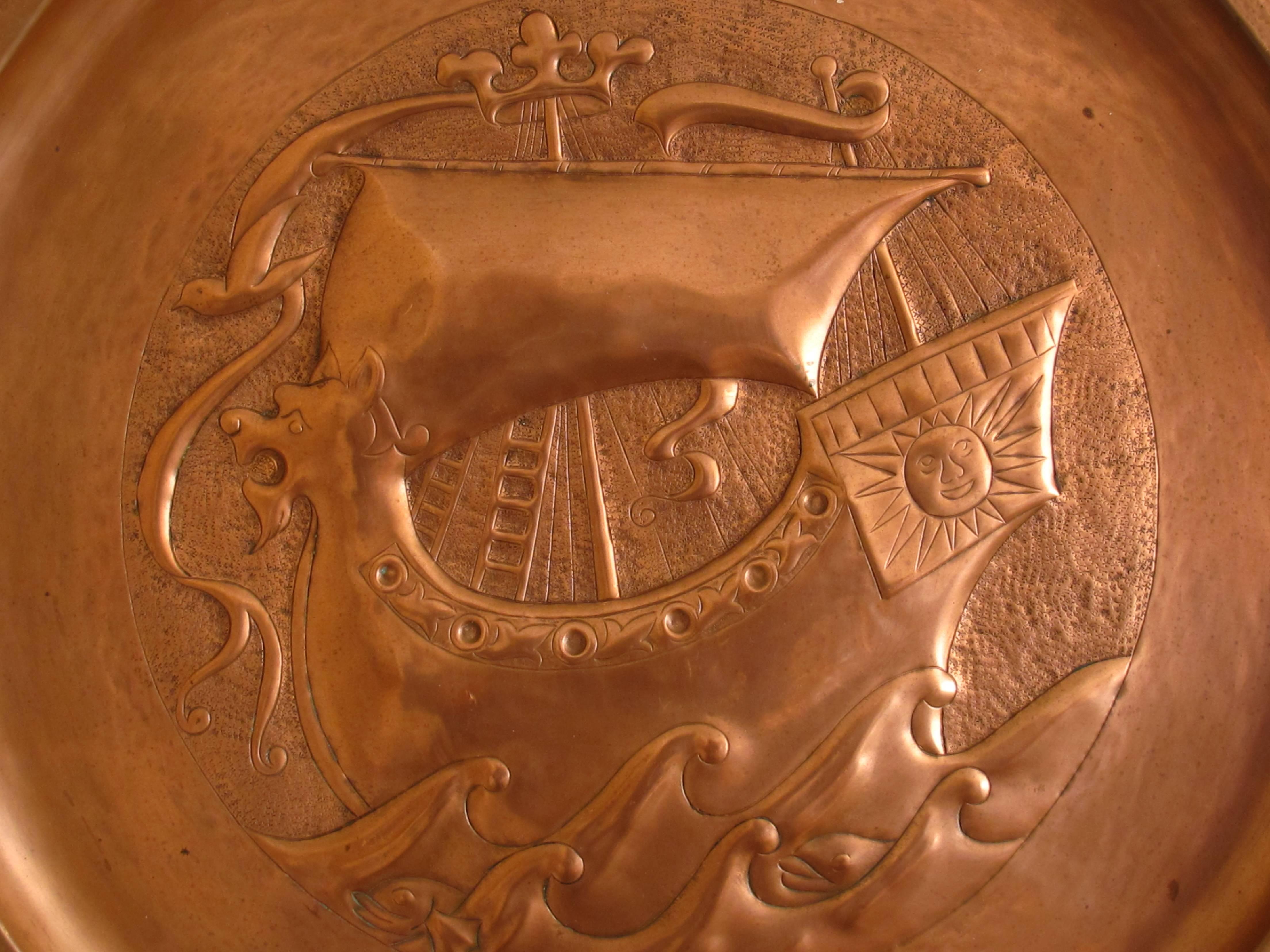 Keswick School of Industrial Arts – A superb Arts & Crafts copper charger. Approximate diameter 57 cm. Marked to front KSIA. English, circa 1900. Excellent original condition and a fine example of this work. The KSIA was established in the Lake
