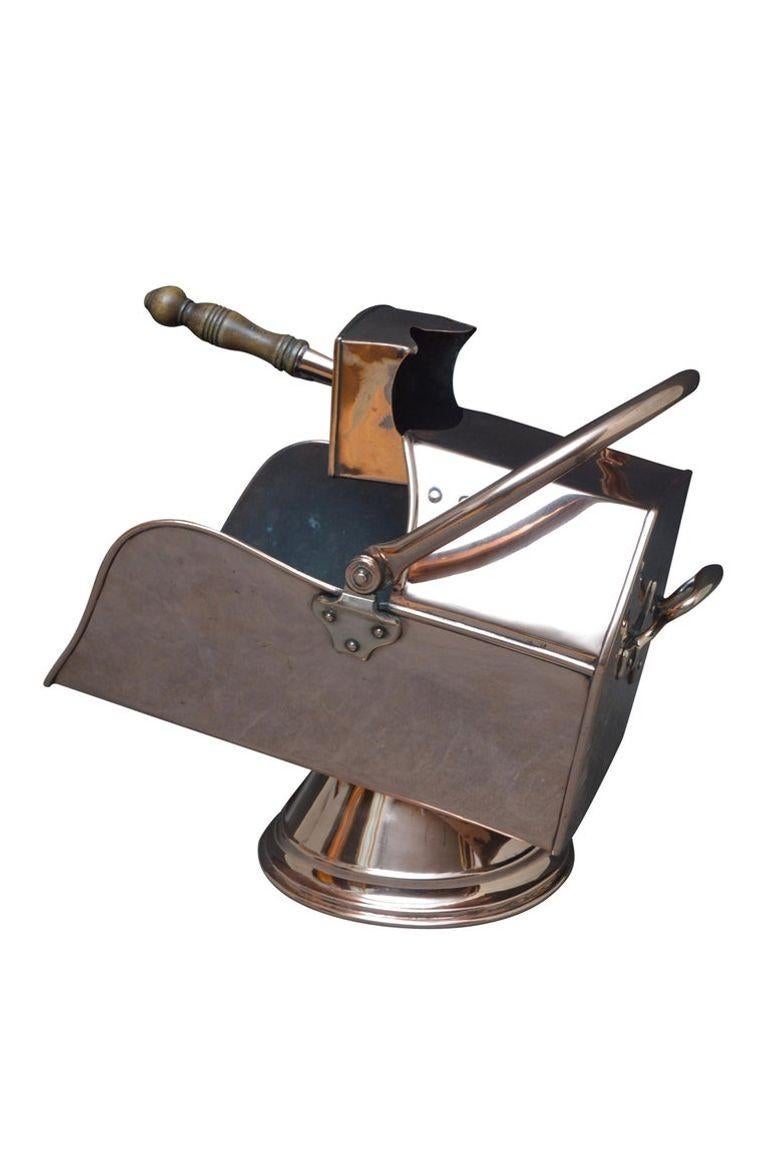 XIX secolo Casco da carbone in rame di Arts and Crafts con pala e secchio da carbone in vendita