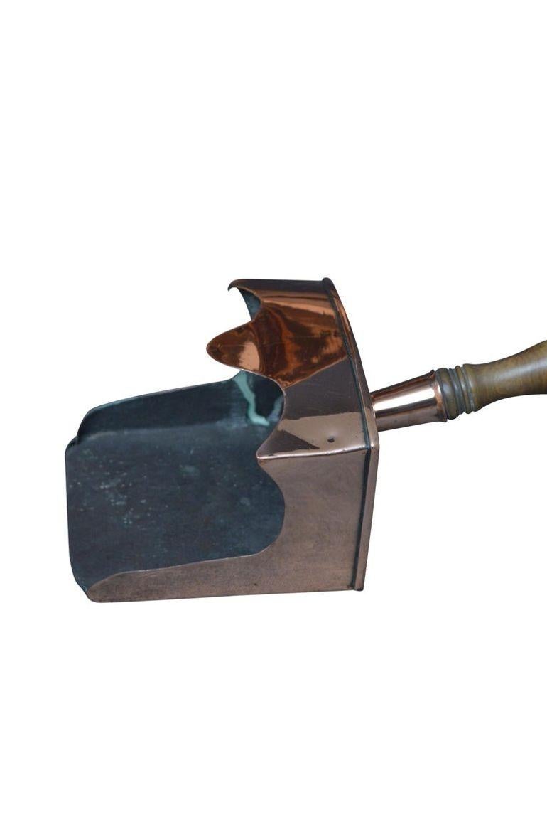 Rame Casco da carbone in rame di Arts and Crafts con pala e secchio da carbone in vendita