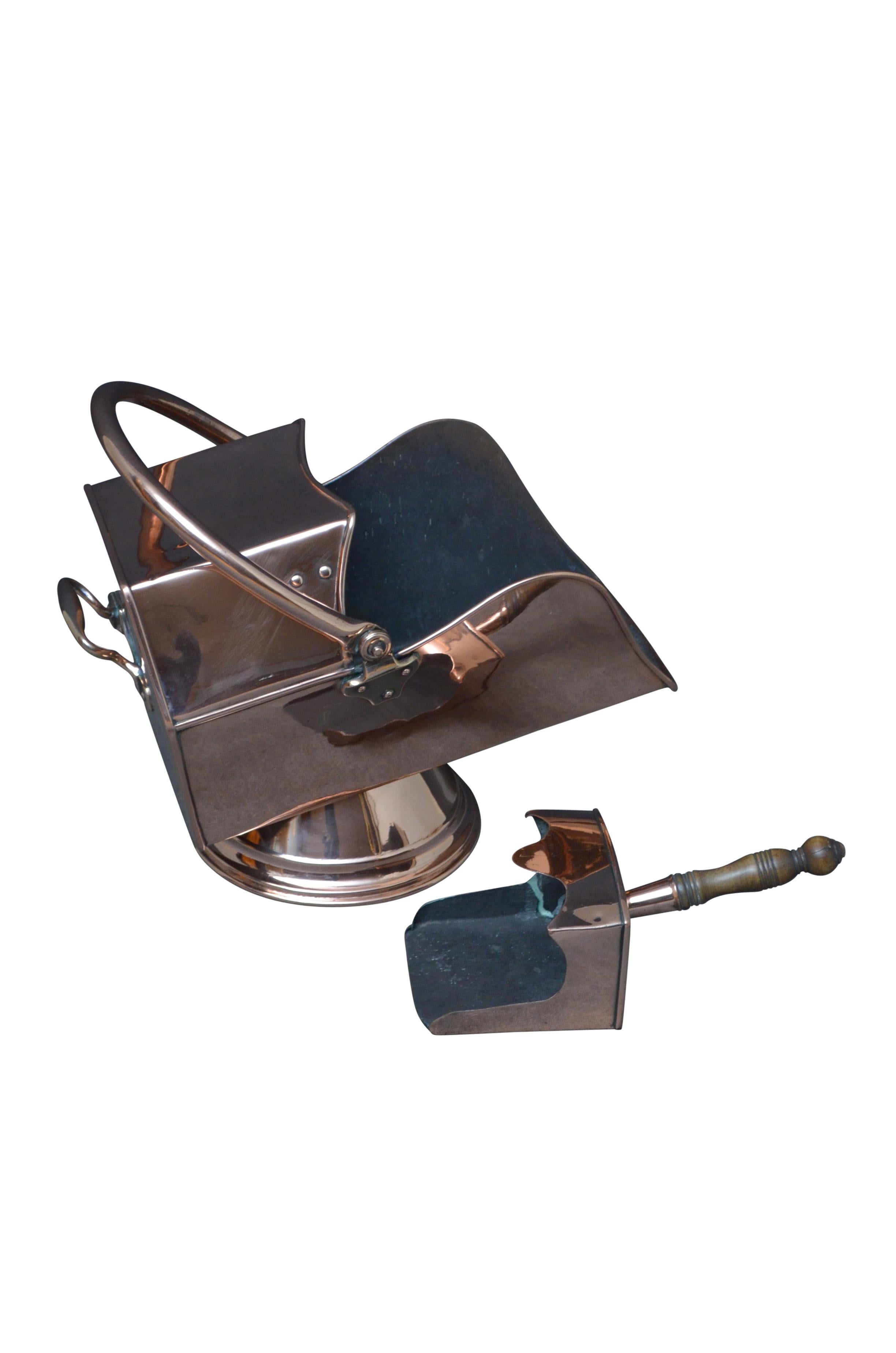 Arts and Crafts Kupfer-Kupfer- Helm mit Schaukelung (Englisch) im Angebot