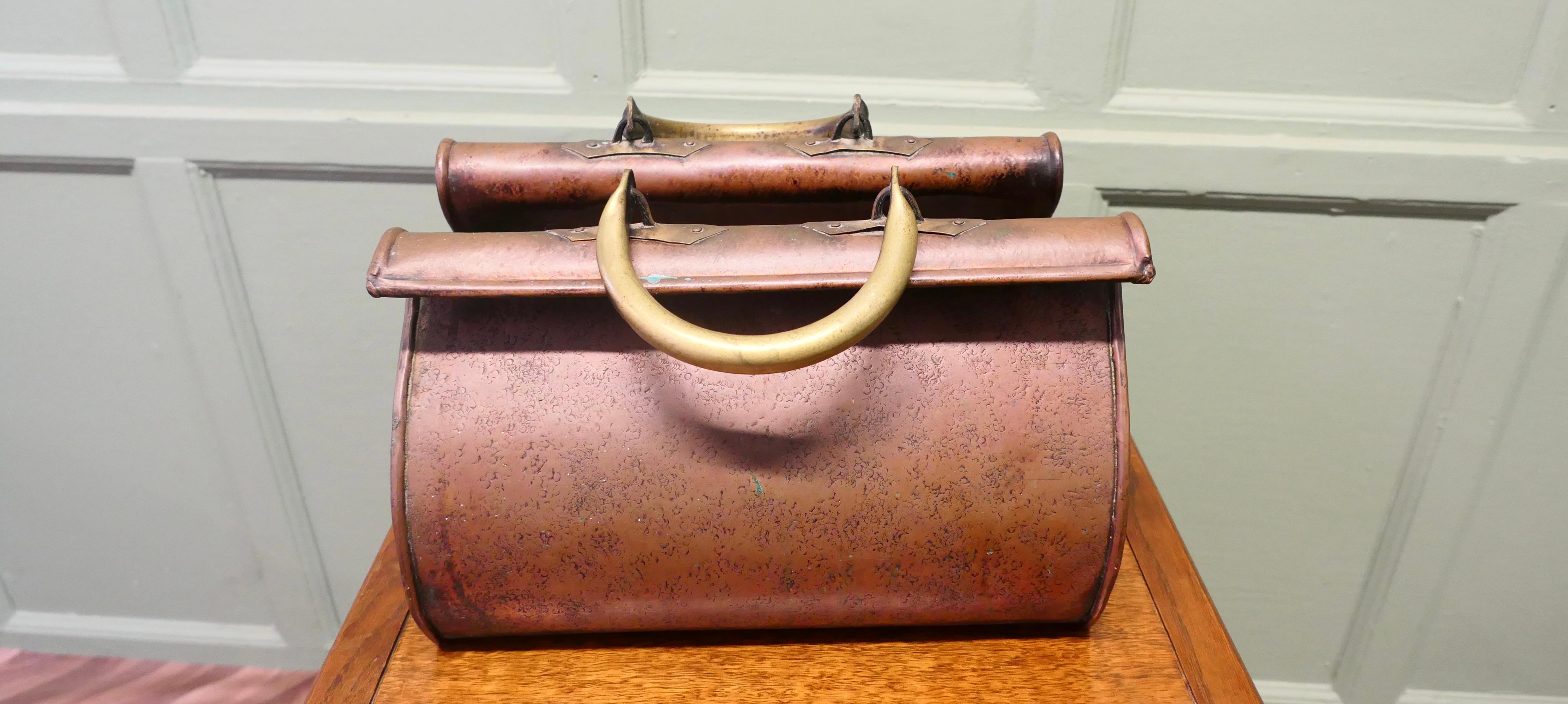 Arts and Crafts Bolsa de cobre Gladstone, Jardinera
Una pieza superartesanal, una cesta de cobre batido a mano con forma de bolsa Gladstone, esta pieza se diseñó para usarla como cenicero en el suelo, ahora funcionaría igual de bien en el exterior,