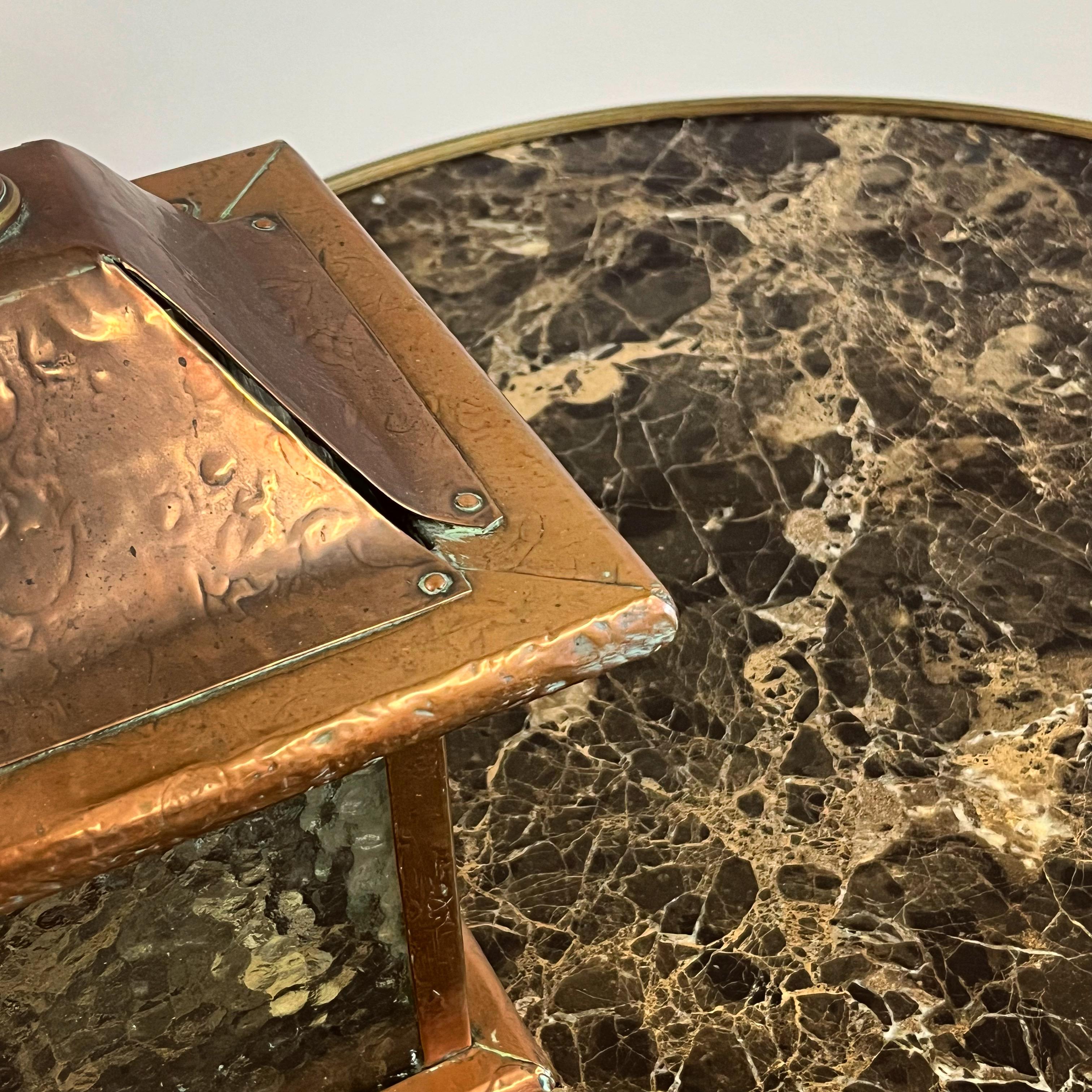 Una piccola lanterna in rame dalle forme perfette e con un sottile richiamo ai disegni orientali, le cui linee pulite sono tipiche del movimento.

Inglese, fine Ottocento

H. 33 (fino alla parte superiore dell'anello) x L. 20,5 x P. 20,5 cm

Questo