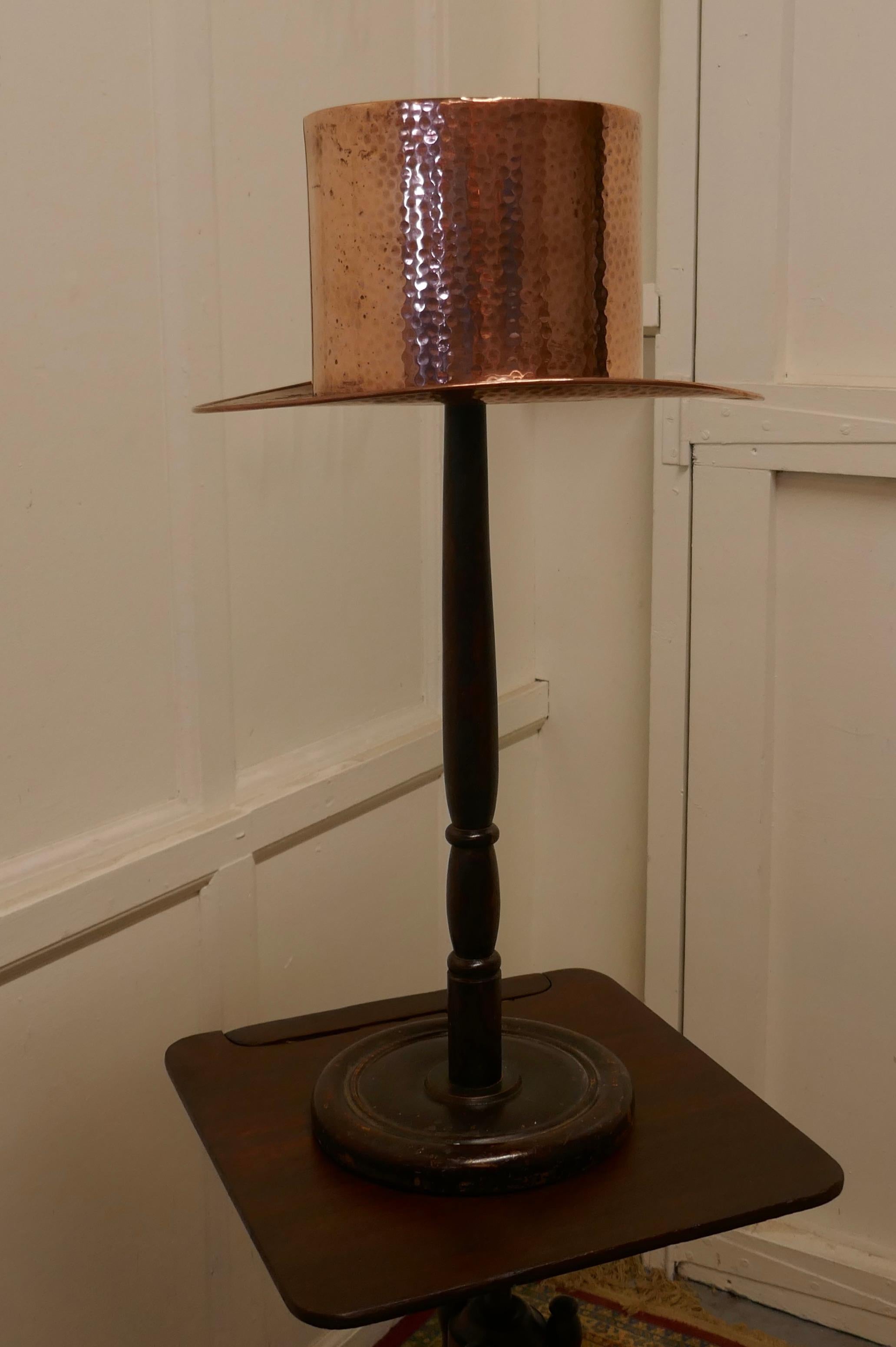 Arts and Crafts Kupfer Milliners Gewerbeschild, Hut mit Kupferplatte im Zustand „Gut“ im Angebot in Chillerton, Isle of Wight