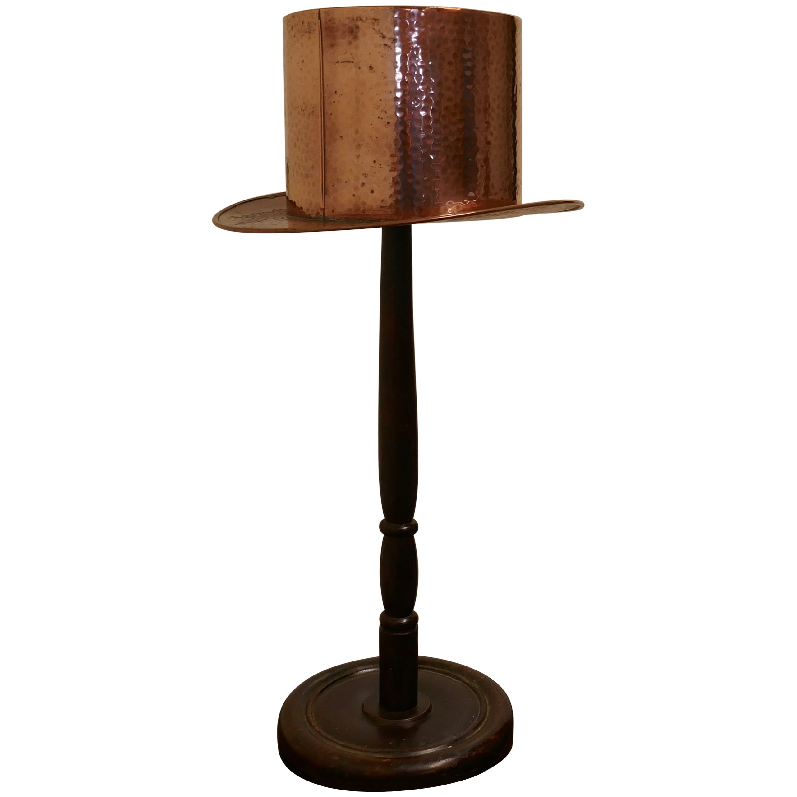 Panneau de commerce Arts and Crafts Copper Milliners, chapeau supérieur en cuivre