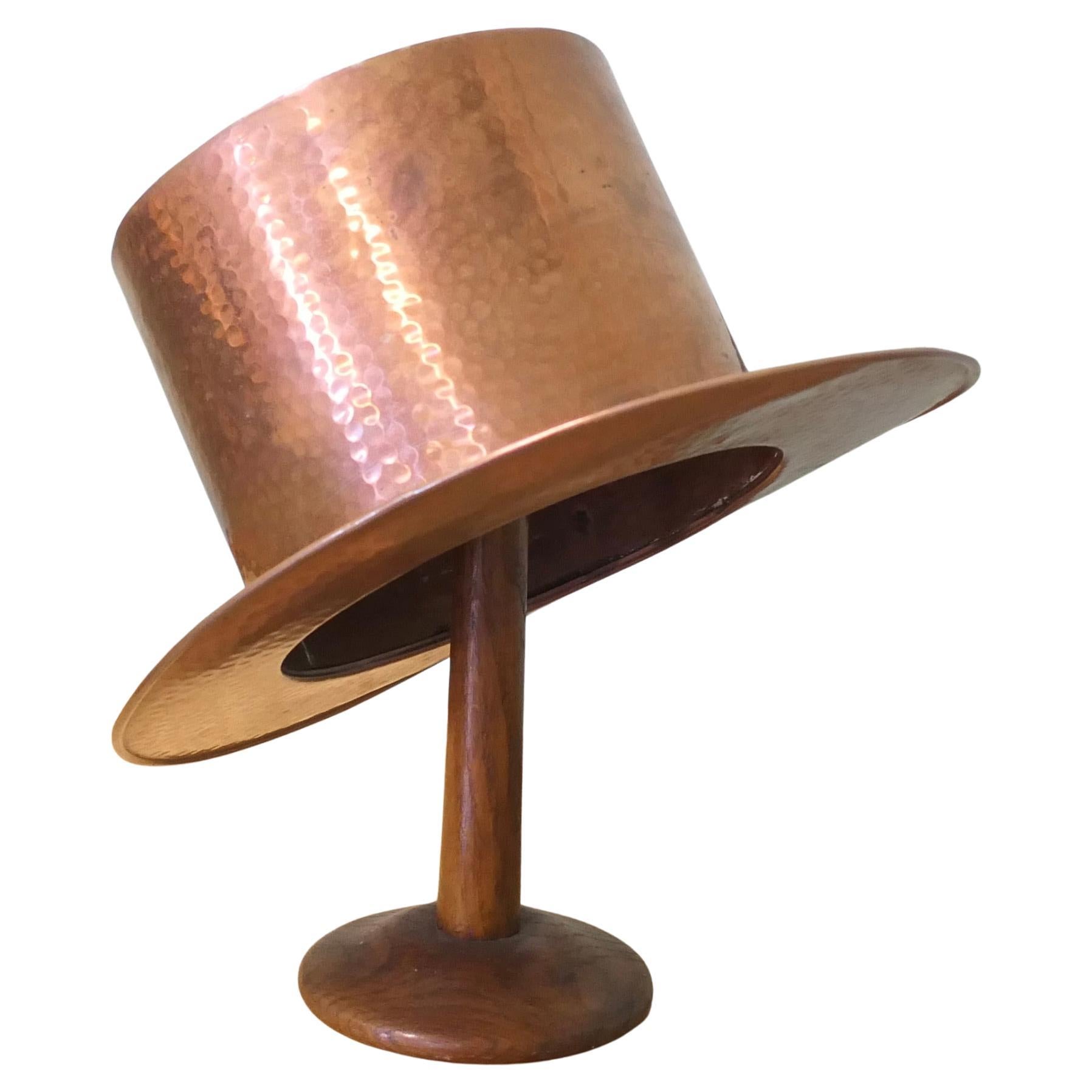 Insegna commerciale delle modiste in rame di Arts and Craft. Cappello a cilindro in rame in vendita