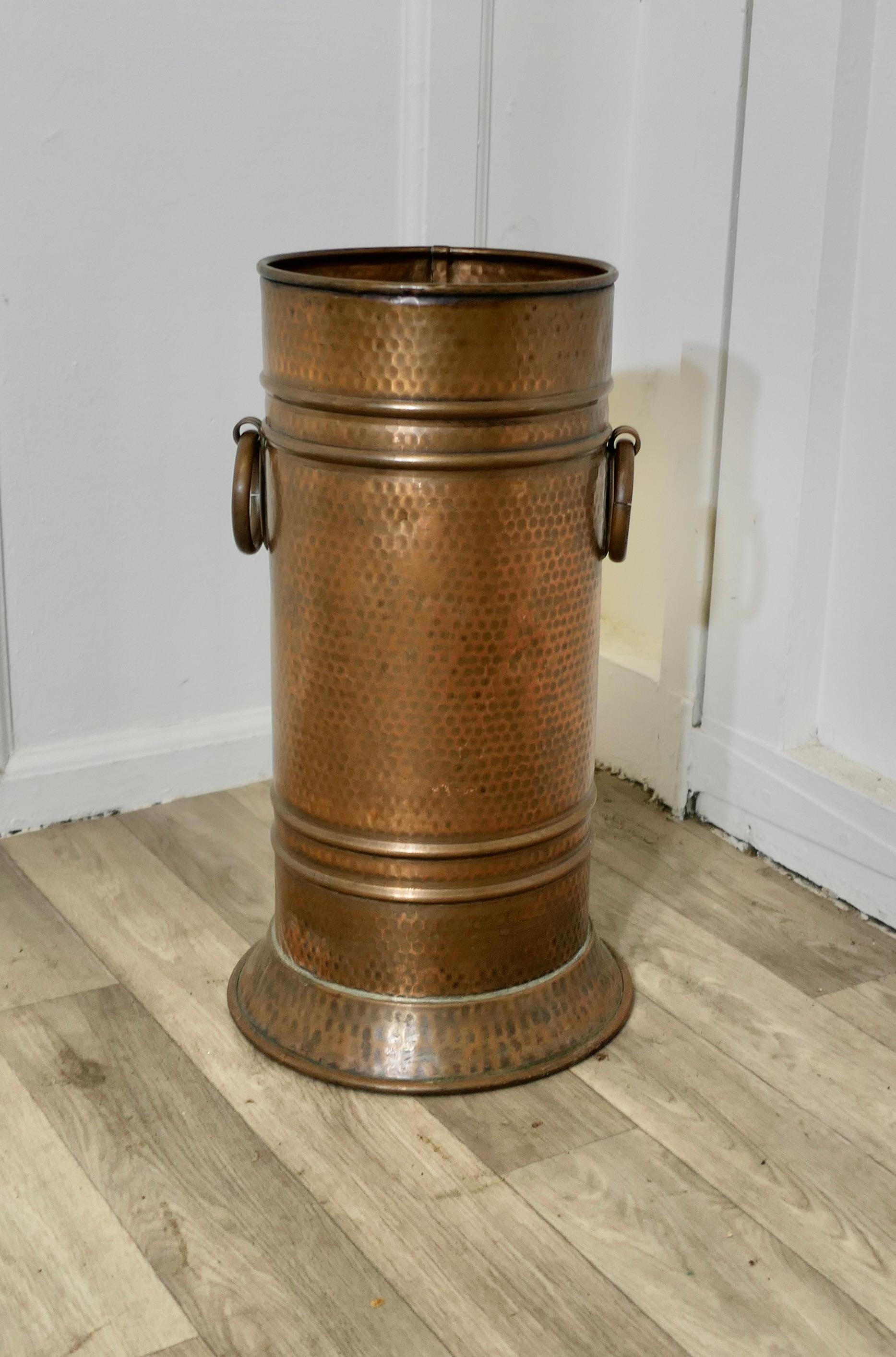 Portabandiera in rame di Arts and Craft, portaombrelli

Un pezzo di buona qualità, il supporto è cilindrico, realizzato in rame battuto a mano e dotato di una maniglia ad anello con maschera di leone su ciascun lato.
Il cavalletto è in buone