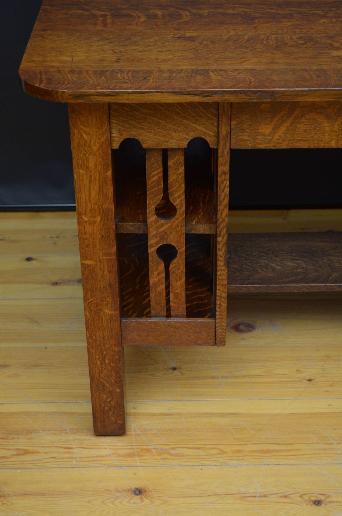 Arts and Crafts Desk in Oak For Sale 7
