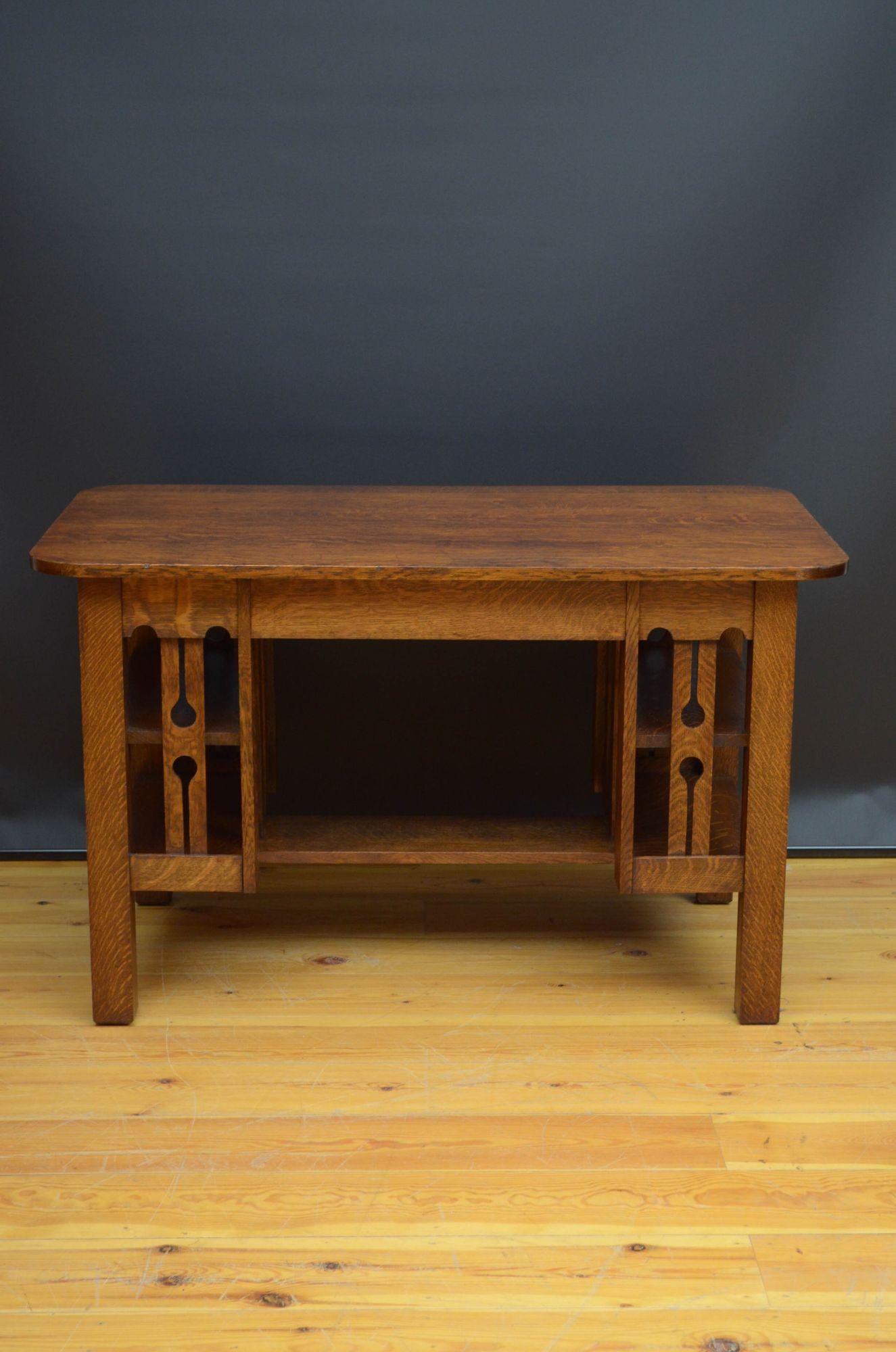 Arts and Crafts Desk in Oak For Sale 1