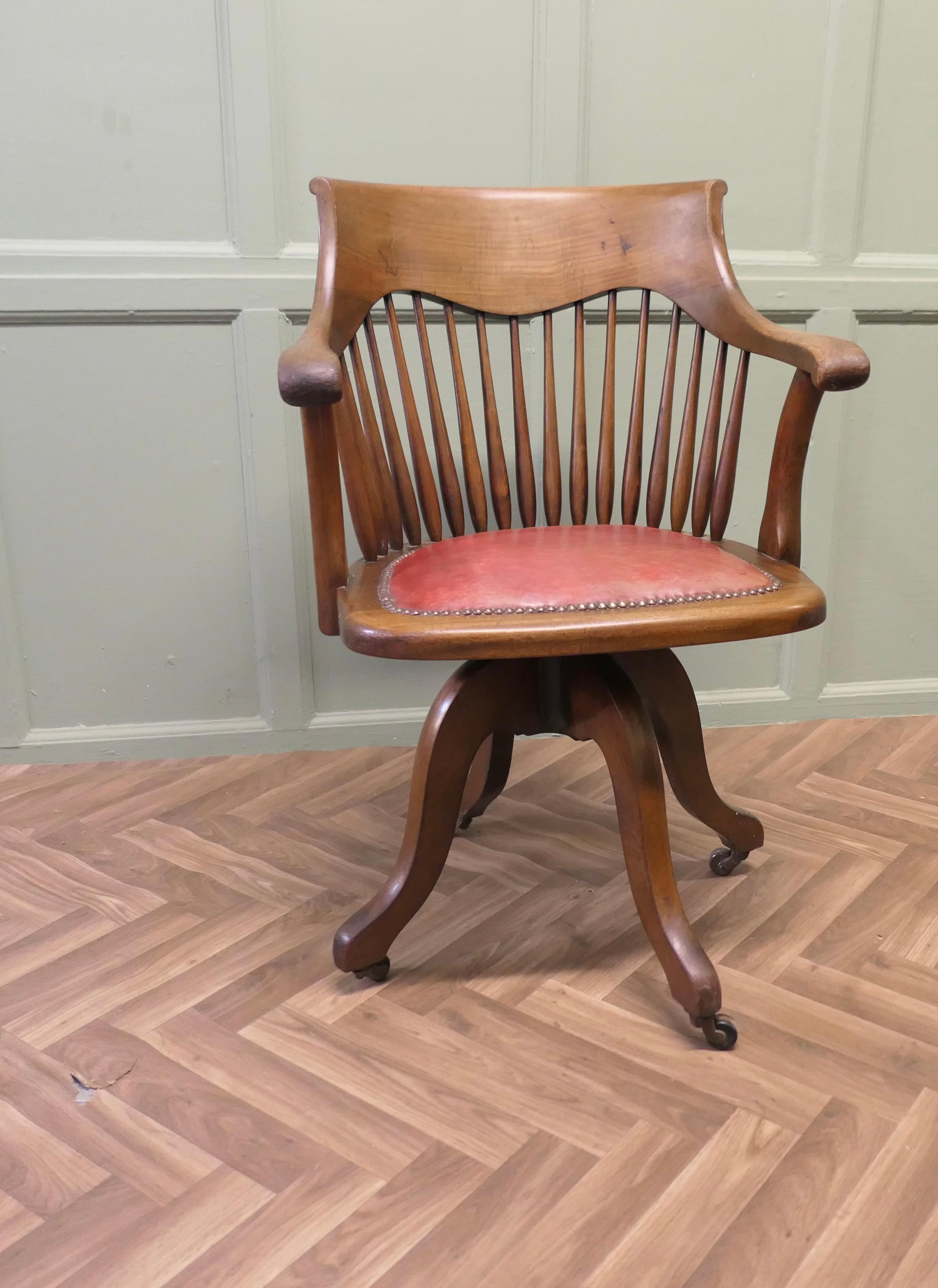 Kunsthandwerklicher Schreibtisch oder Bürostuhl von Kendrick & Jefferson

Dieser Art-Deco-Bürostuhl aus Nussbaumholz hat eine attraktive geschwungene Rückenlehne mit einer breiten geformten oberen Schiene und bequemen Armlehnen, der Sitz ist mit