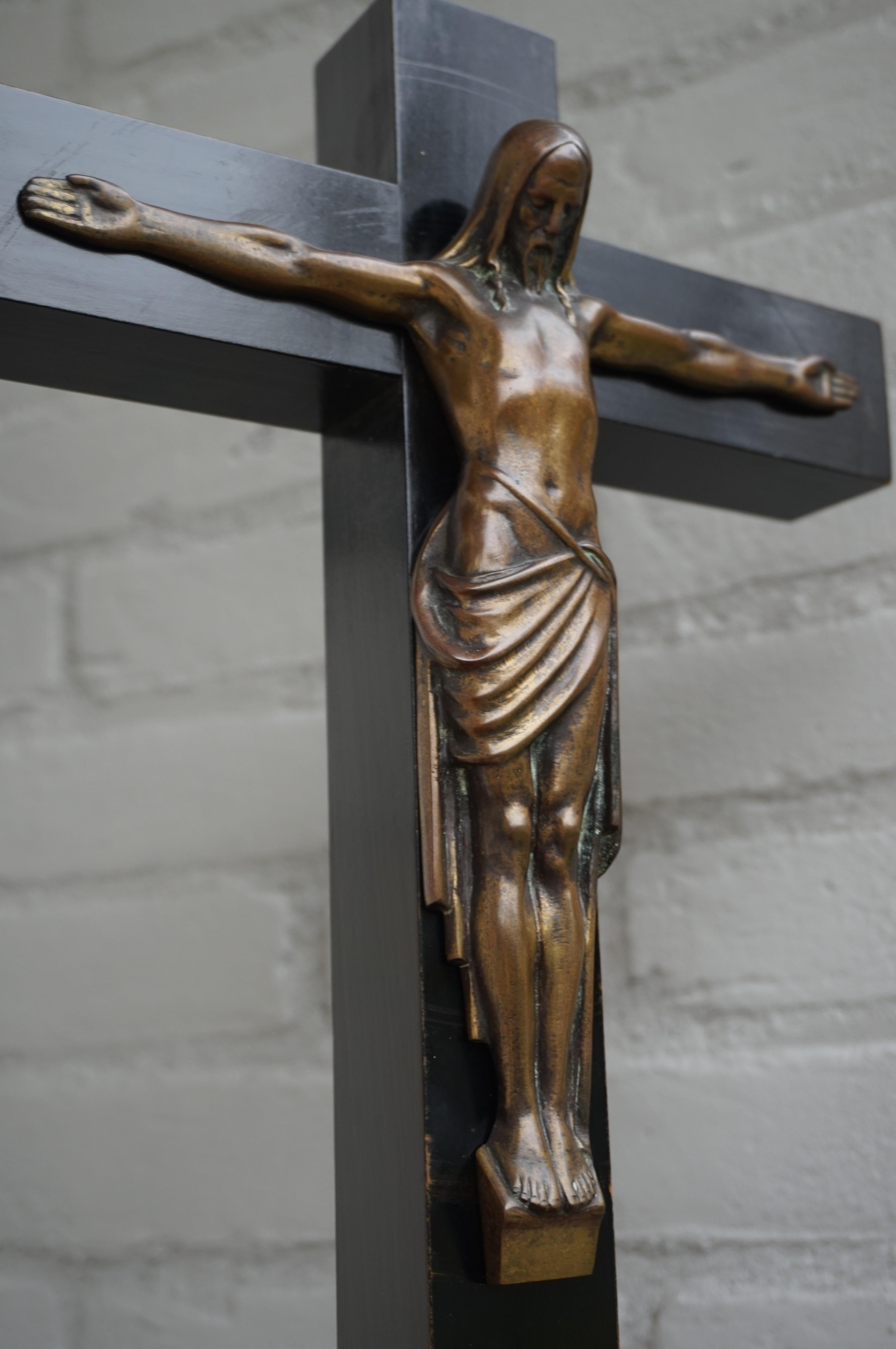 Arts & Crafts Ebonized Wood & Brass Base Crucifix with a Bronze Corpus of Christ In Good Condition In Lisse, NL