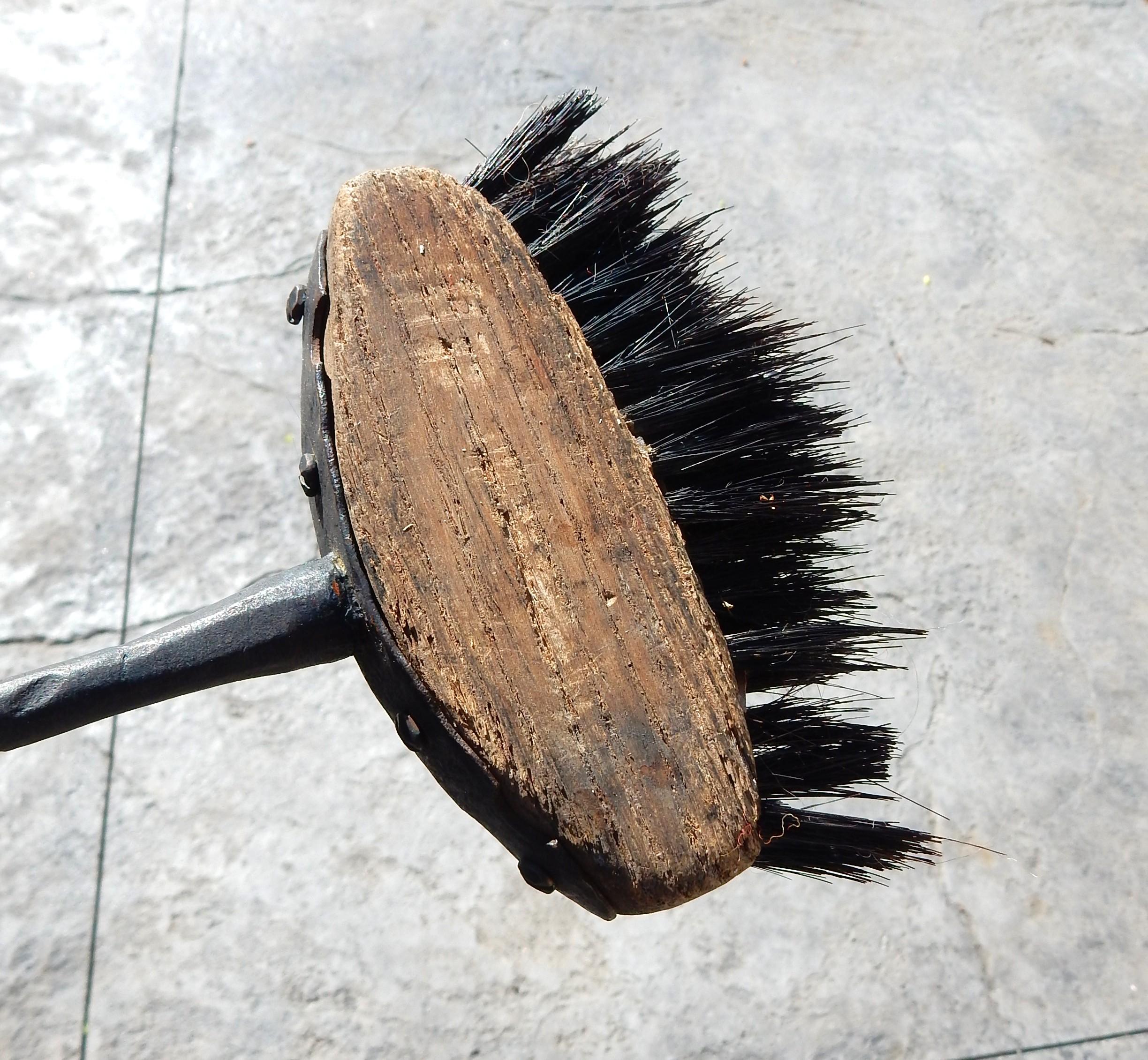 Set di utensili per caminetto e androni in ottone realizzati da un fabbro dell'epoca Arts and Crafts in vendita 4
