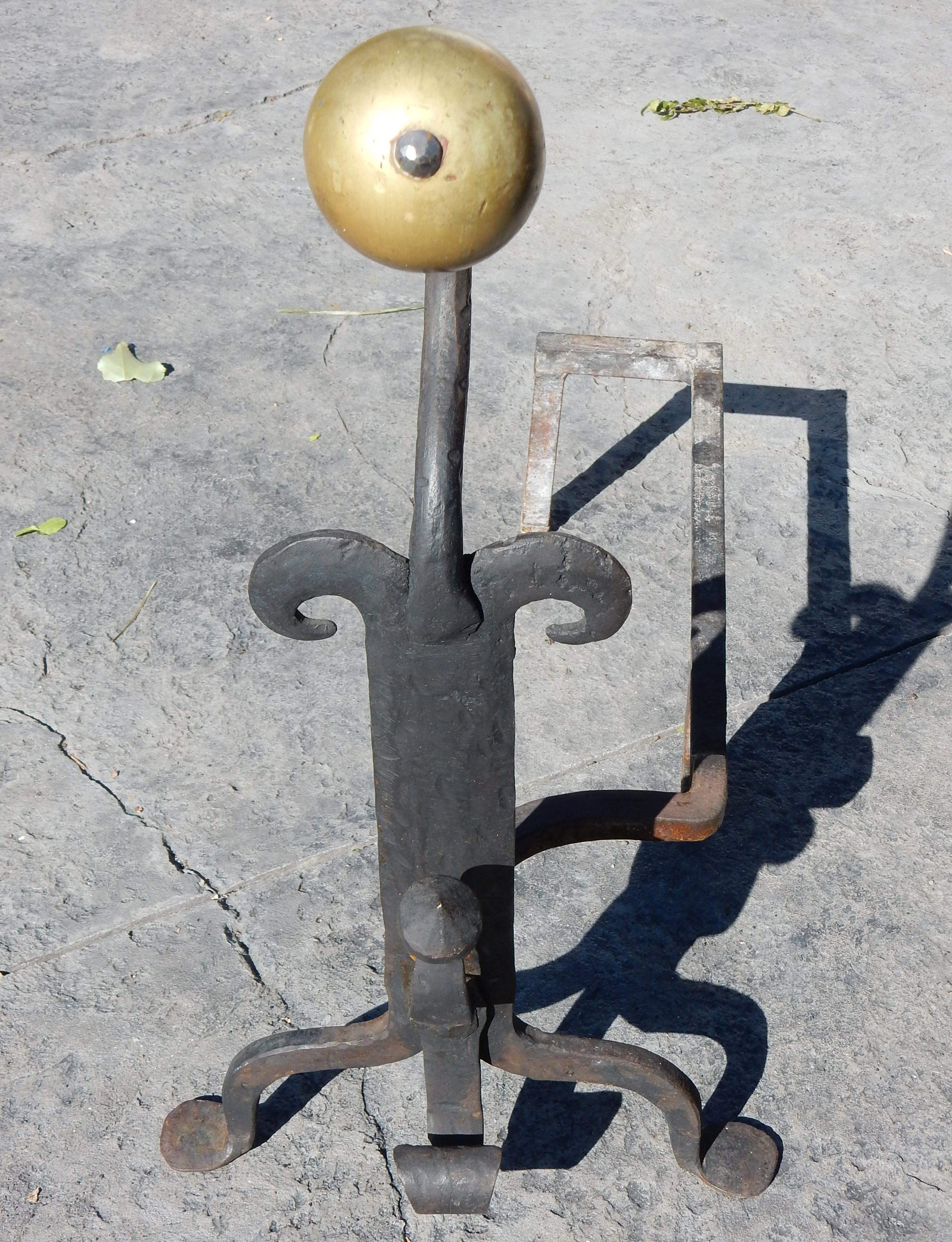 Set di utensili per caminetto e androni in ottone realizzati da un fabbro dell'epoca Arts and Crafts in vendita 7