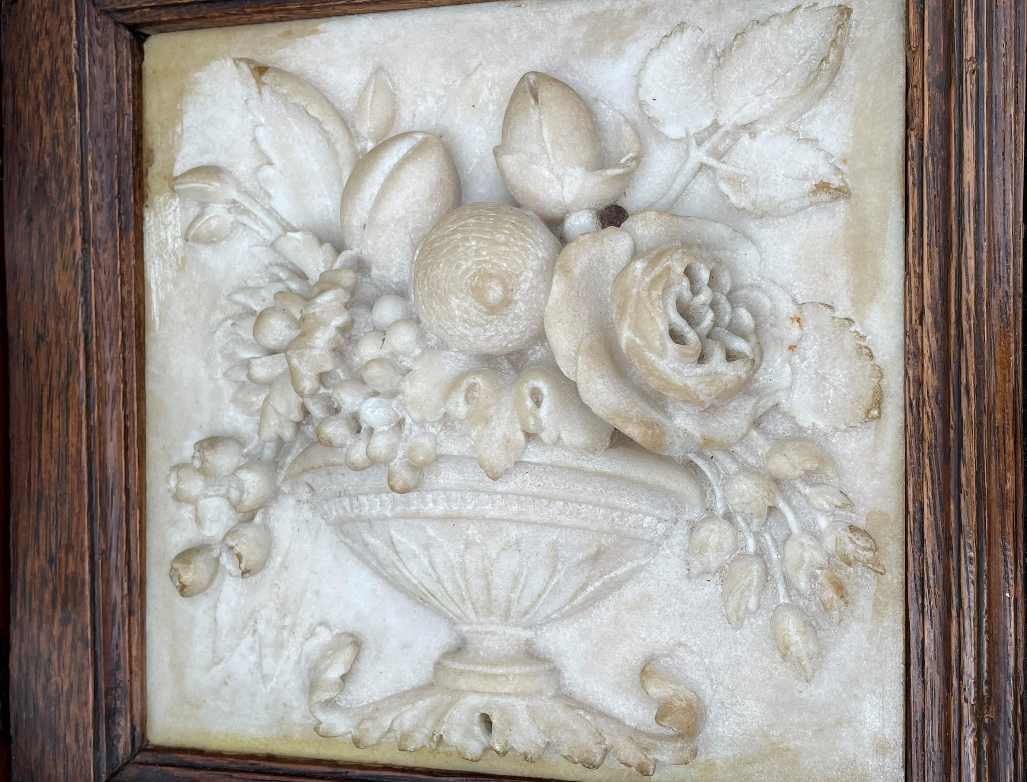 Garderobenständer aus der Arts and Crafts-Ära mit detaillierten und tief geschnitzten Alabasterfliesen (20. Jahrhundert) im Angebot