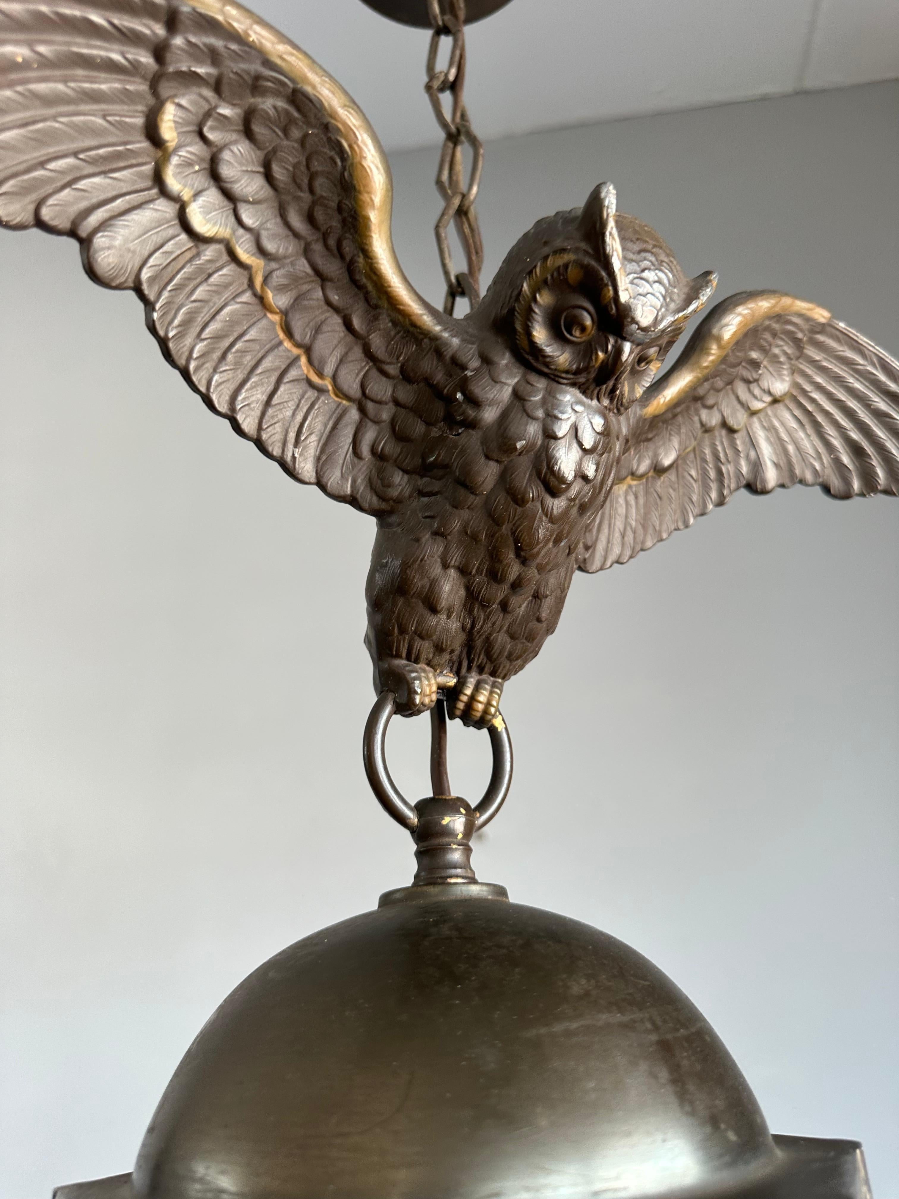 Arts and Crafts Era Flying Owl Skulptur Pendelleuchte oder Laterne mit geschliffenem Glas im Angebot 13
