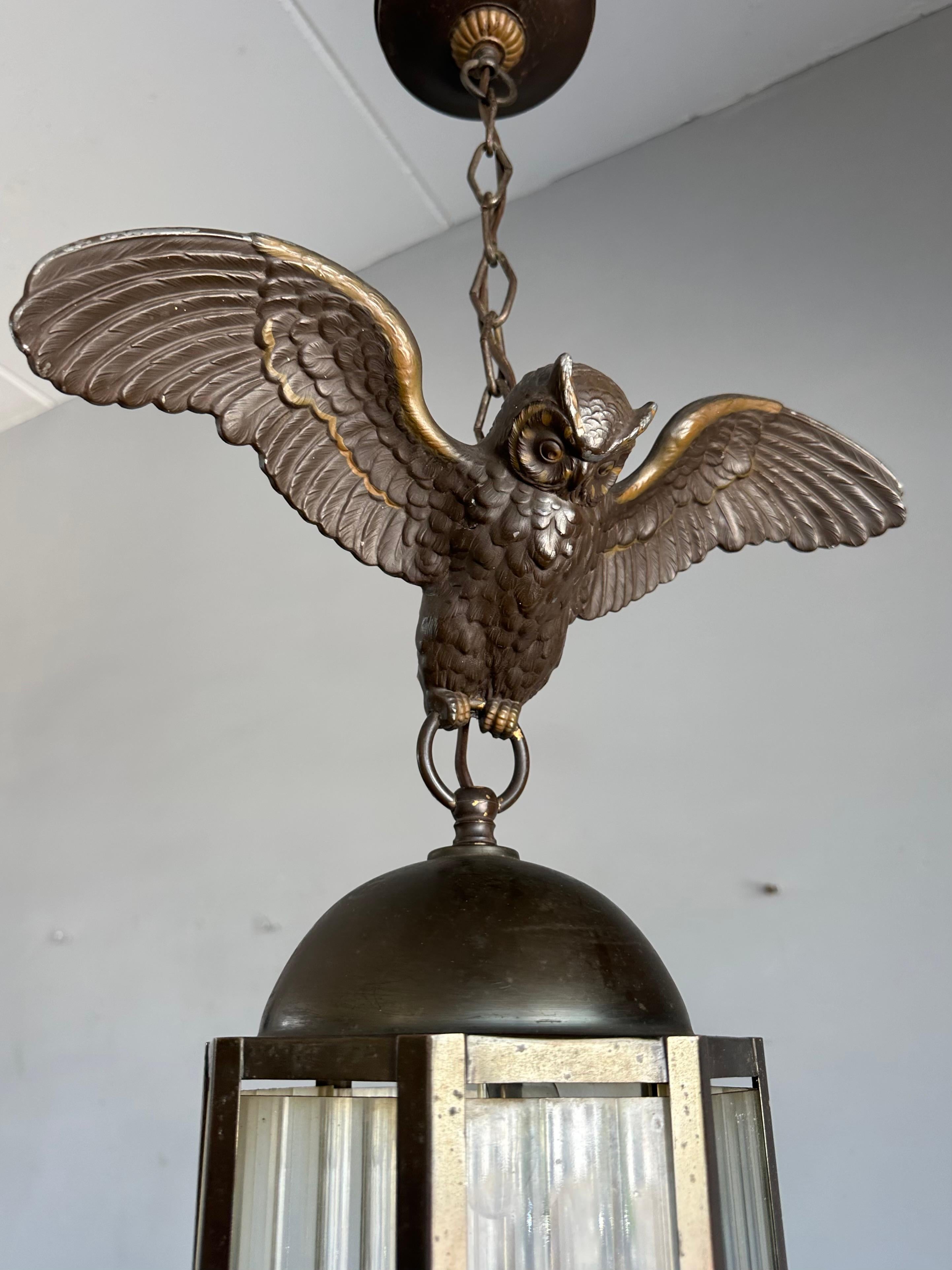 Arts and Crafts Era Flying Owl Skulptur Pendelleuchte oder Laterne mit geschliffenem Glas (20. Jahrhundert) im Angebot