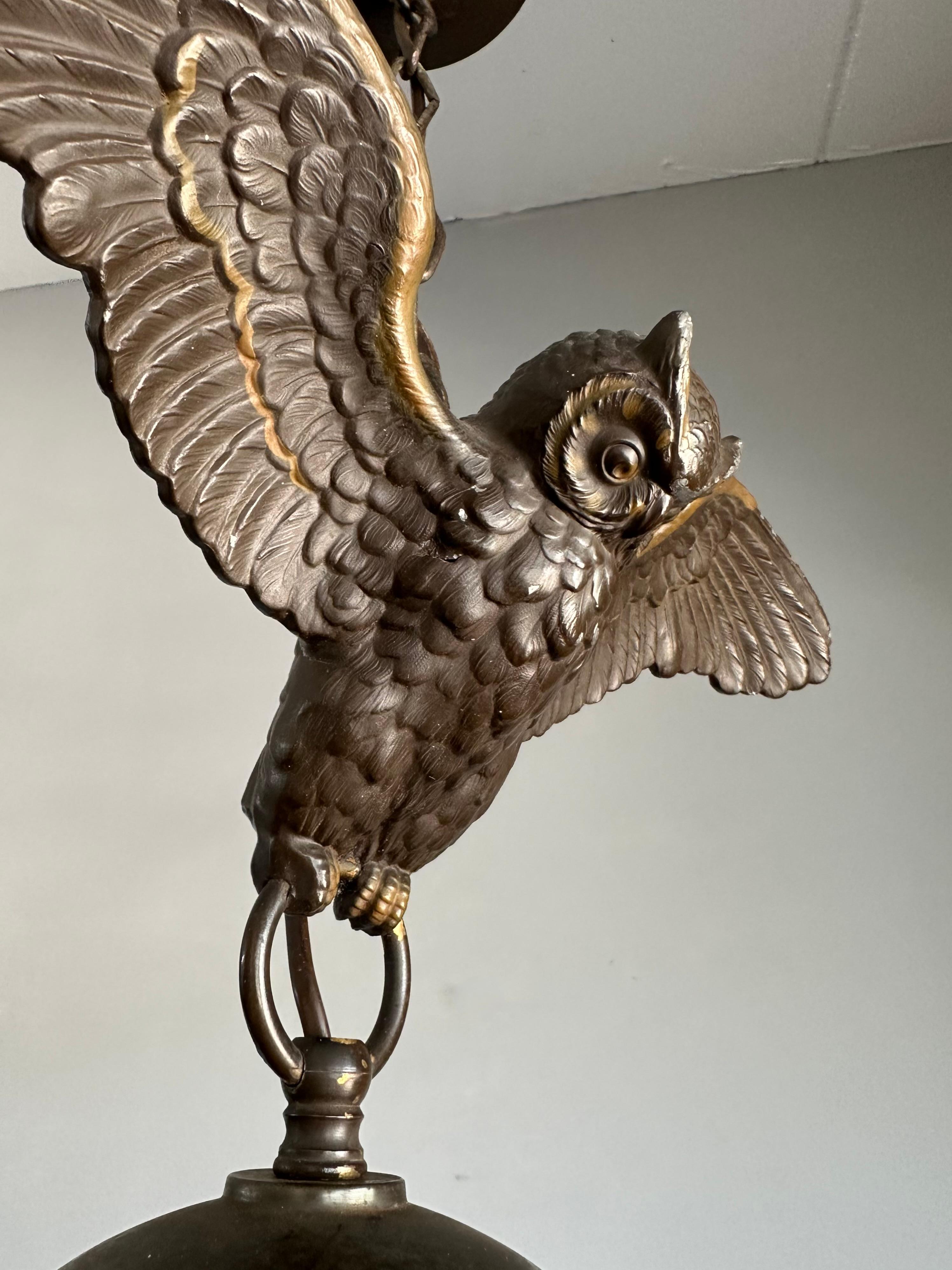 Arts and Crafts Era Flying Owl Skulptur Pendelleuchte oder Laterne mit geschliffenem Glas (Messing) im Angebot