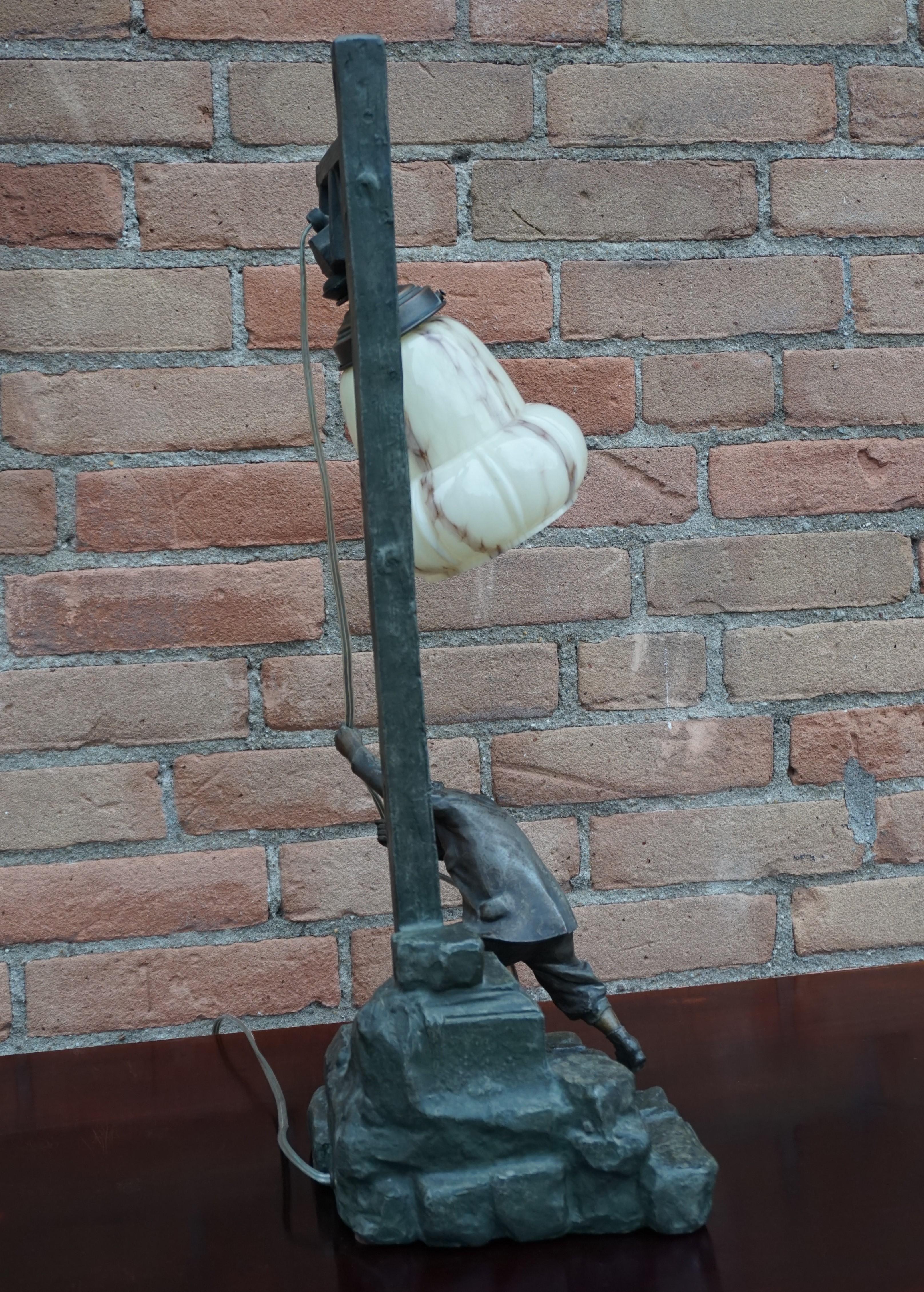Arts and Crafts Ära Junger Mann rings die Stadt Glocke Skulptur Tisch oder Schreibtischlampe 3