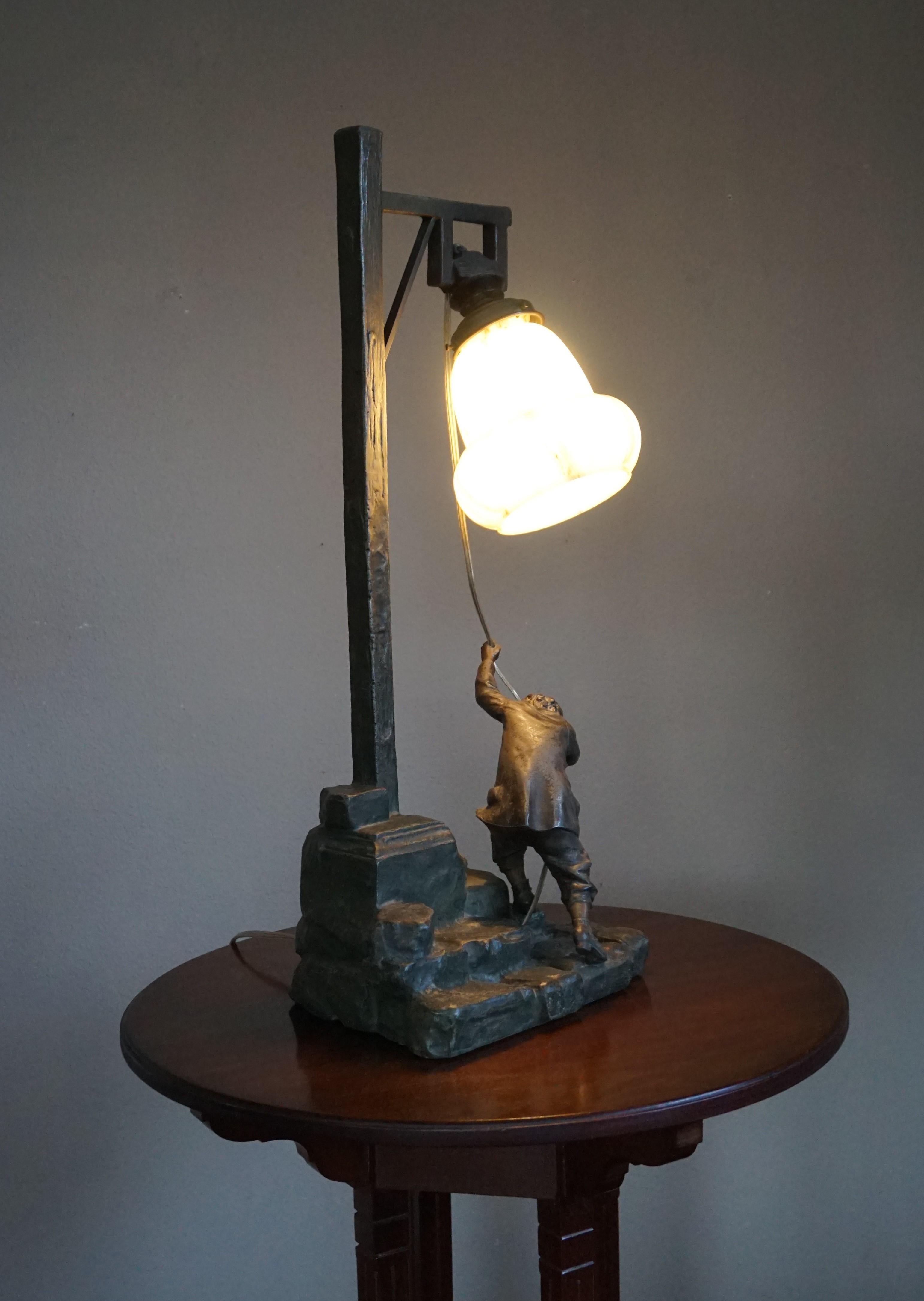 Arts and Crafts Ära Junger Mann rings die Stadt Glocke Skulptur Tisch oder Schreibtischlampe 10