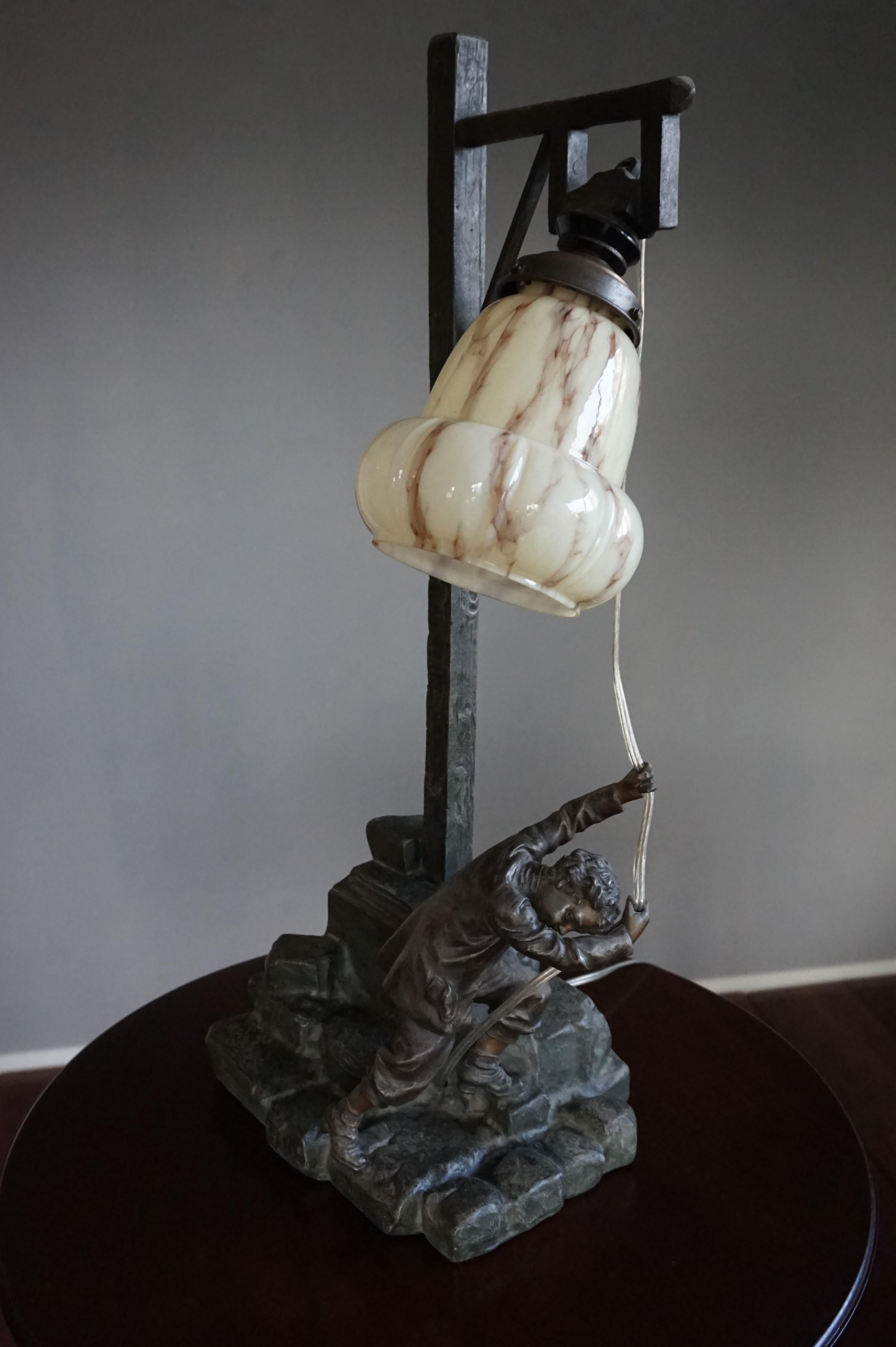 Lampe de table ou de bureau de l'époque Arts & Crafts - Jeune homme annulant la cloche de la ville - Sculpture en vente 11