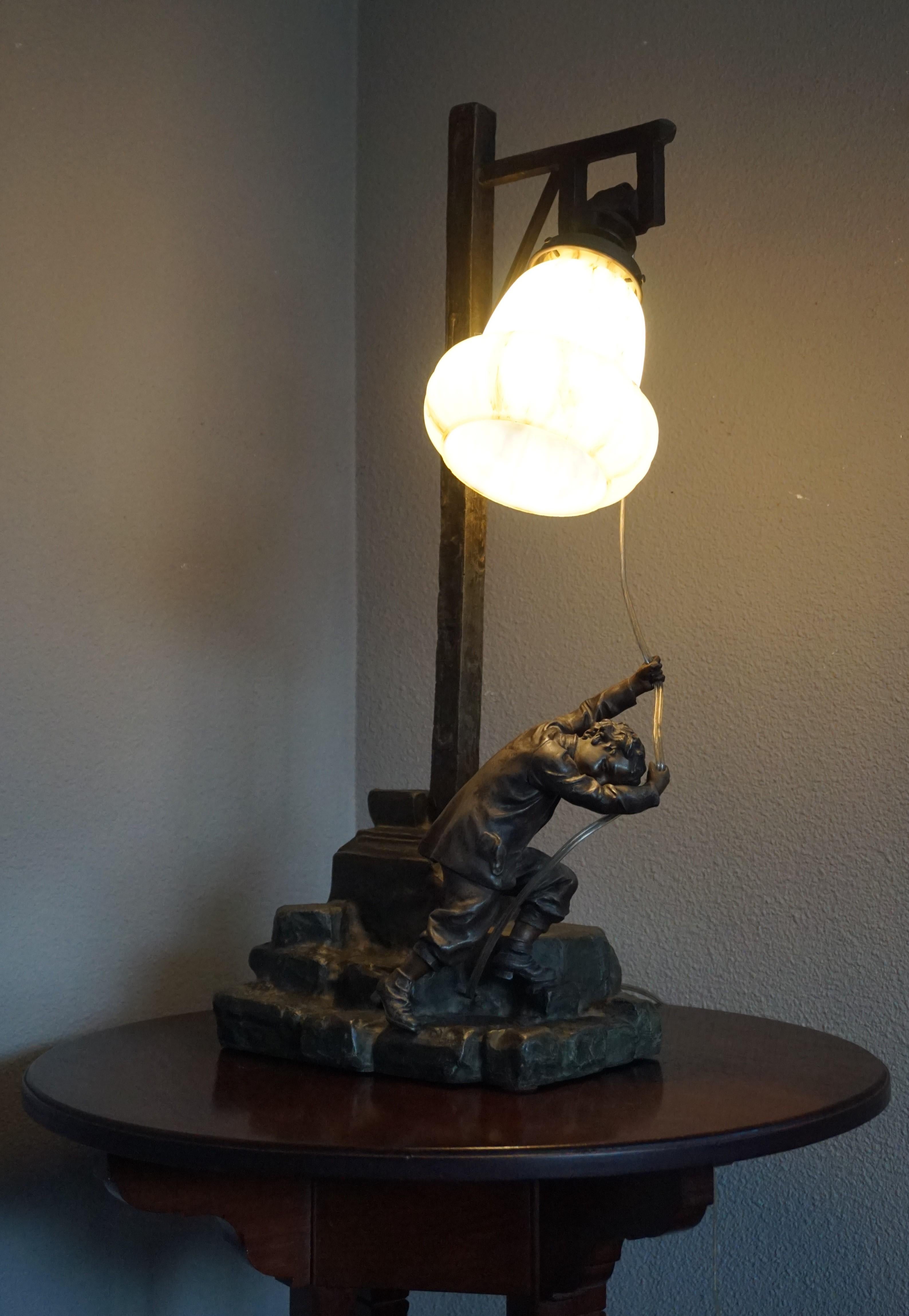 Arts and Crafts Ära Junger Mann rings die Stadt Glocke Skulptur Tisch oder Schreibtischlampe 13