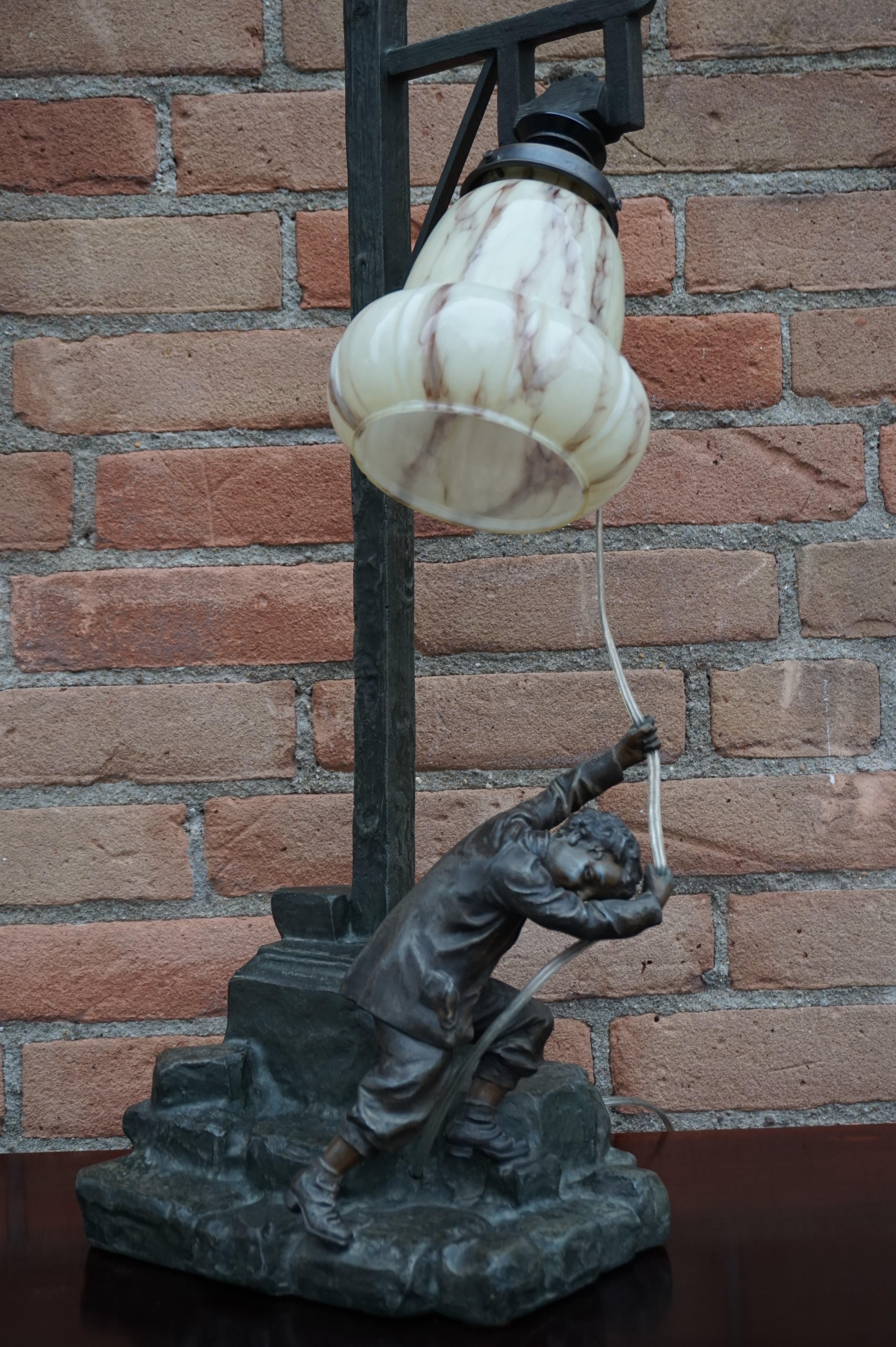 Arts and Crafts Ära Junger Mann rings die Stadt Glocke Skulptur Tisch oder Schreibtischlampe (Gegossen) im Angebot