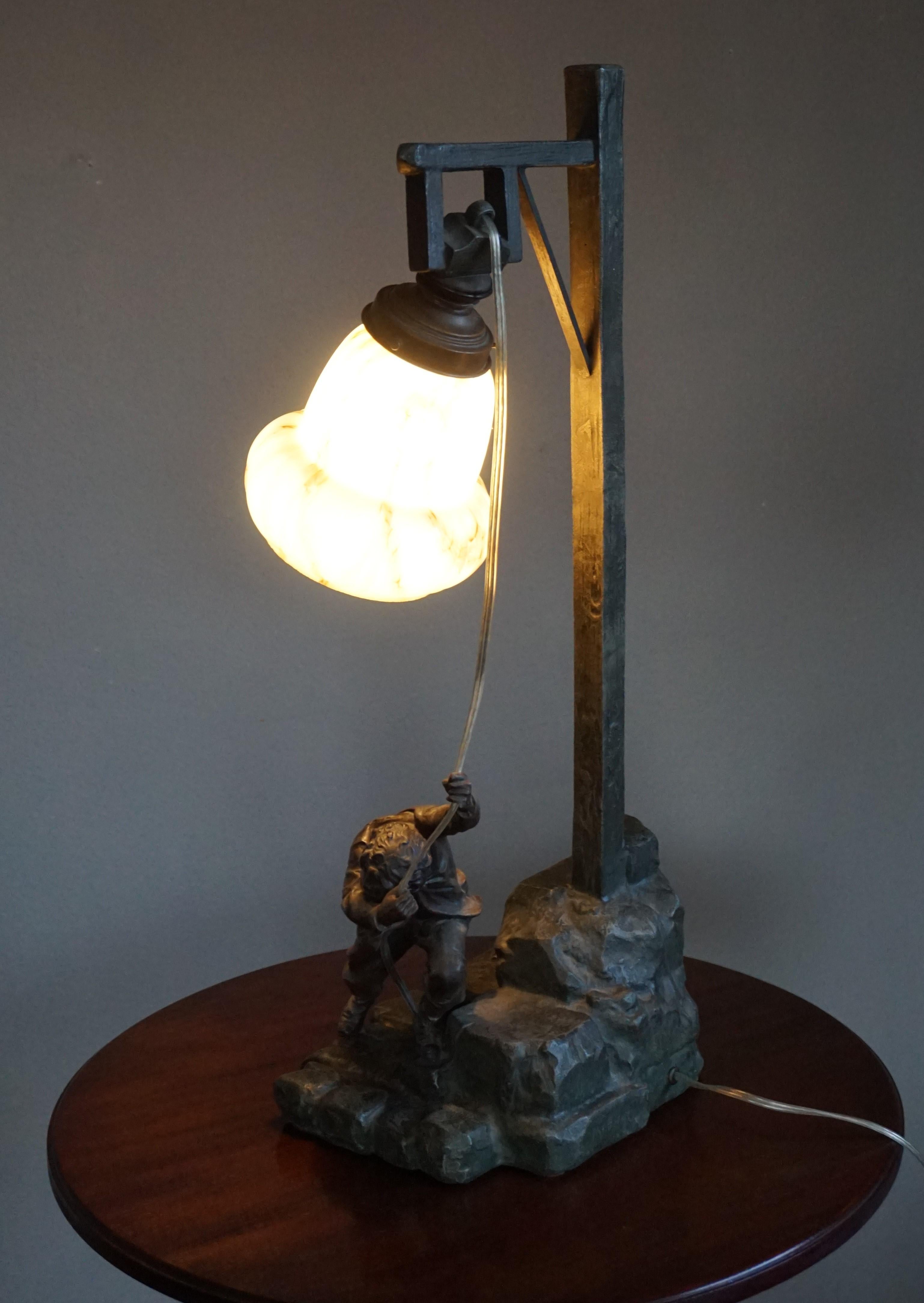 Arts and Crafts Ära Junger Mann rings die Stadt Glocke Skulptur Tisch oder Schreibtischlampe im Zustand „Gut“ in Lisse, NL