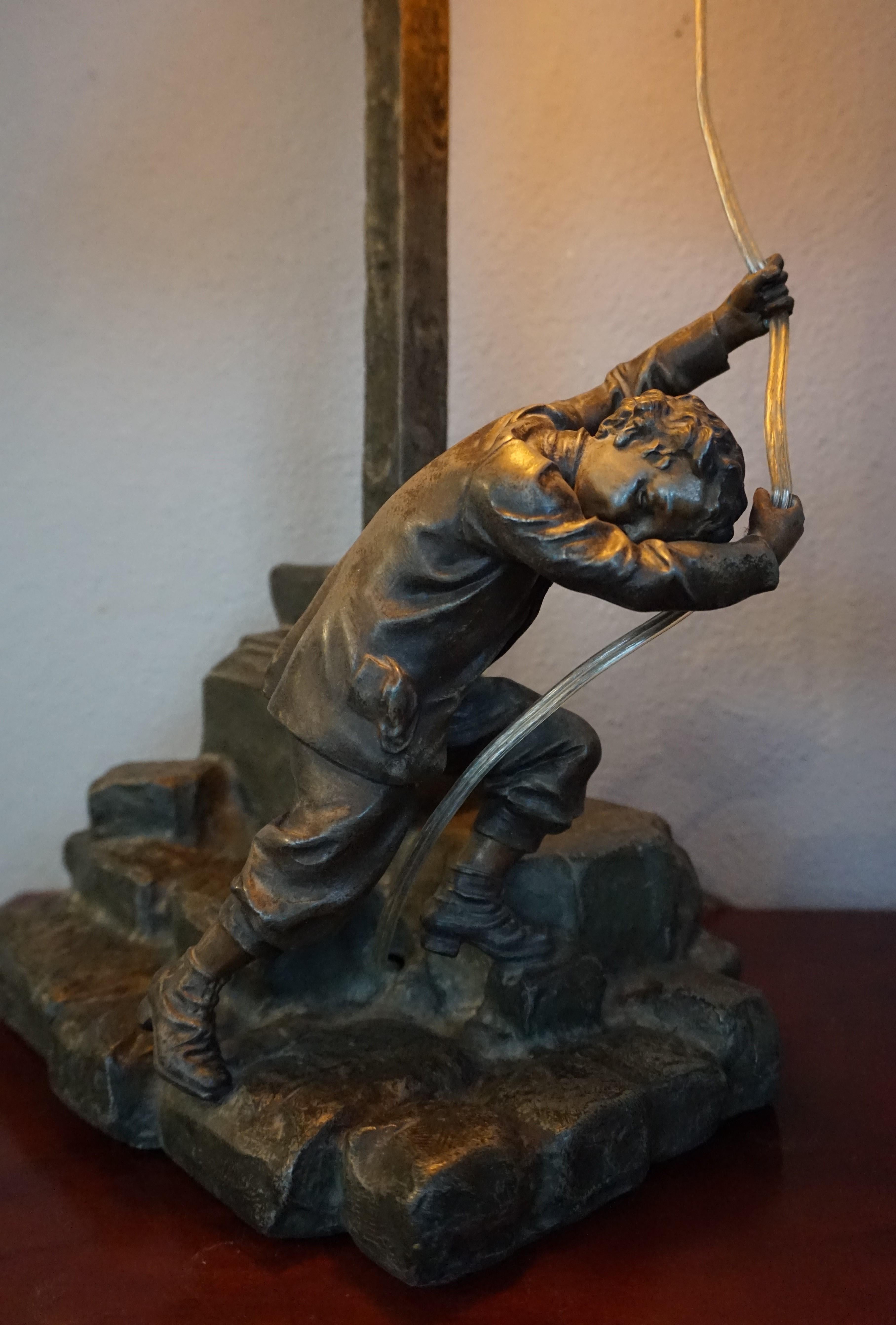 Arts and Crafts Ära Junger Mann rings die Stadt Glocke Skulptur Tisch oder Schreibtischlampe (Metall) im Angebot