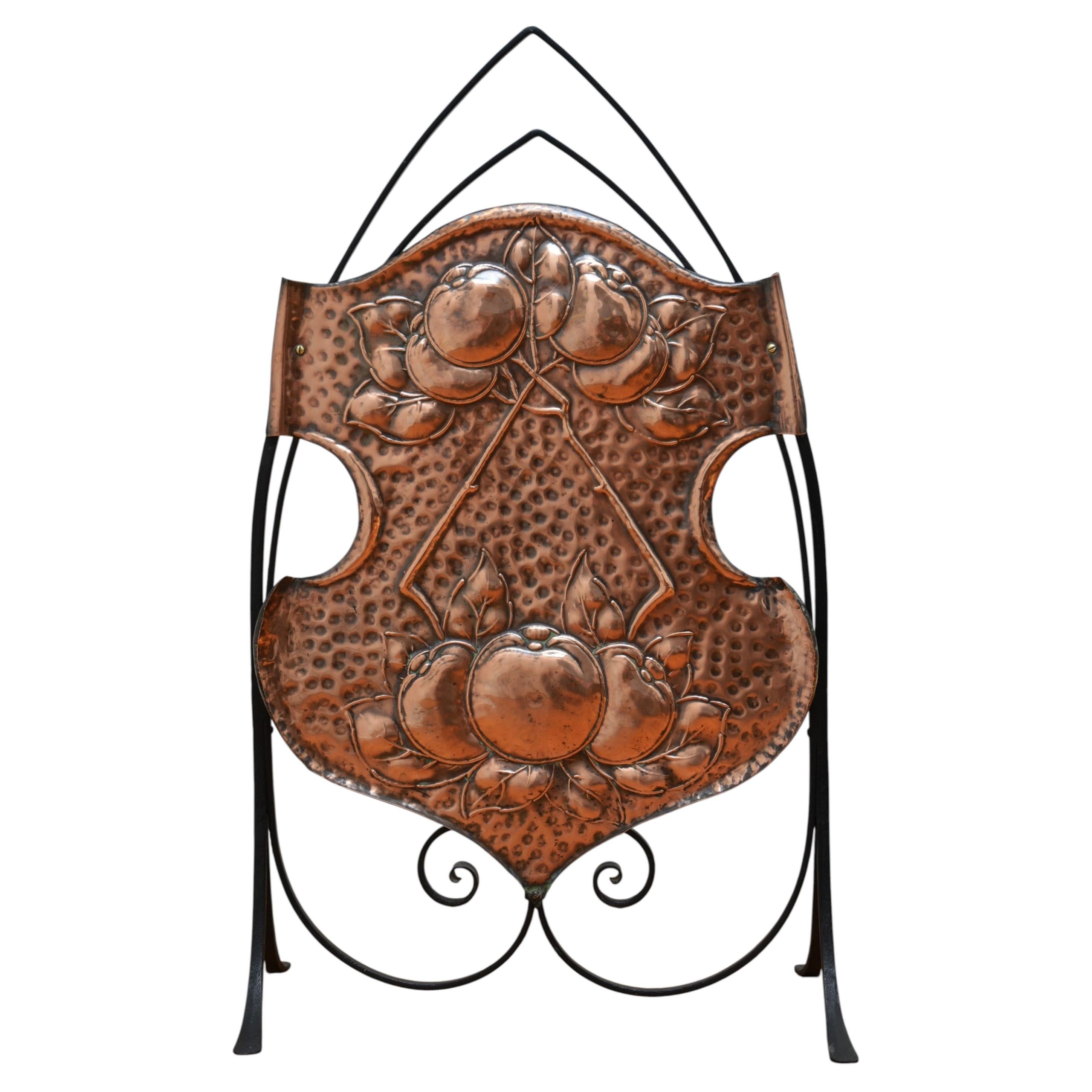 Parafuoco vittoriano Arts and Crafts, rame e ferro battuto, 1890 ca.