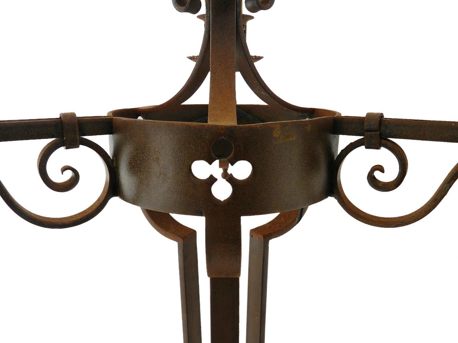 Wrought Iron floor lamp Arts & Crafts, circa 1910
French
Superb patina
This can be re-wired USA or UK and European standards.





   