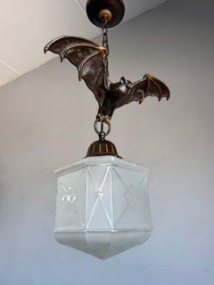 Kunsthandwerkliche Pendelleuchte oder Laterne in Form einer fliegenden Fledermaus mit Glas