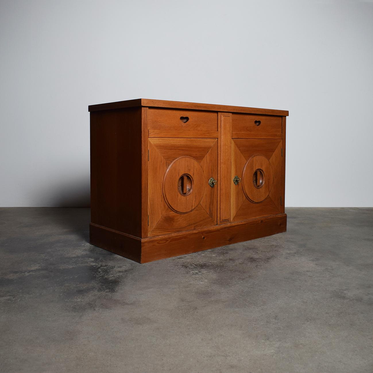 Buffet o credenza in Oak, Francia, anni '30. Robusta credenza in Oak con pannelli grafici. La credenza è dotata di diversi ripiani e due cassetti che offrono un ampio spazio di archiviazione. I pannelli delle ante e i dettagli dei cassetti mostrano