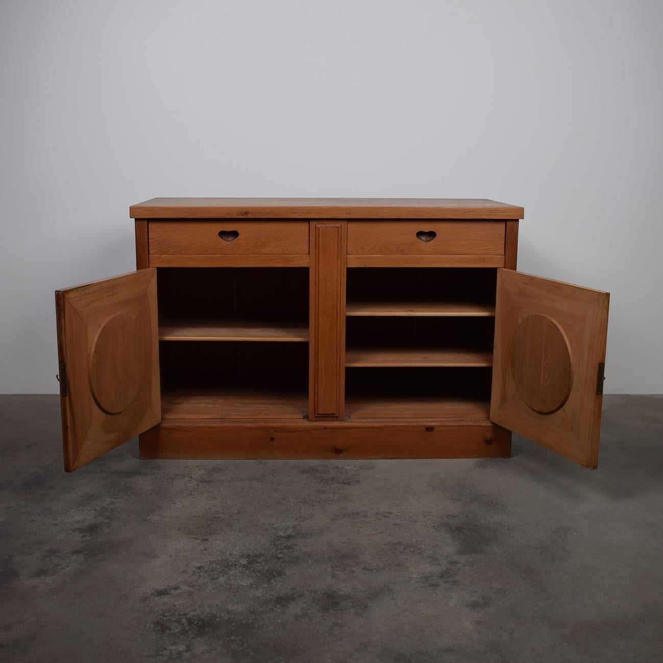 Buffet o credenza in Oak degli anni '30 in stile Arts and Crafts francese In condizioni buone in vendita a ECHT, NL
