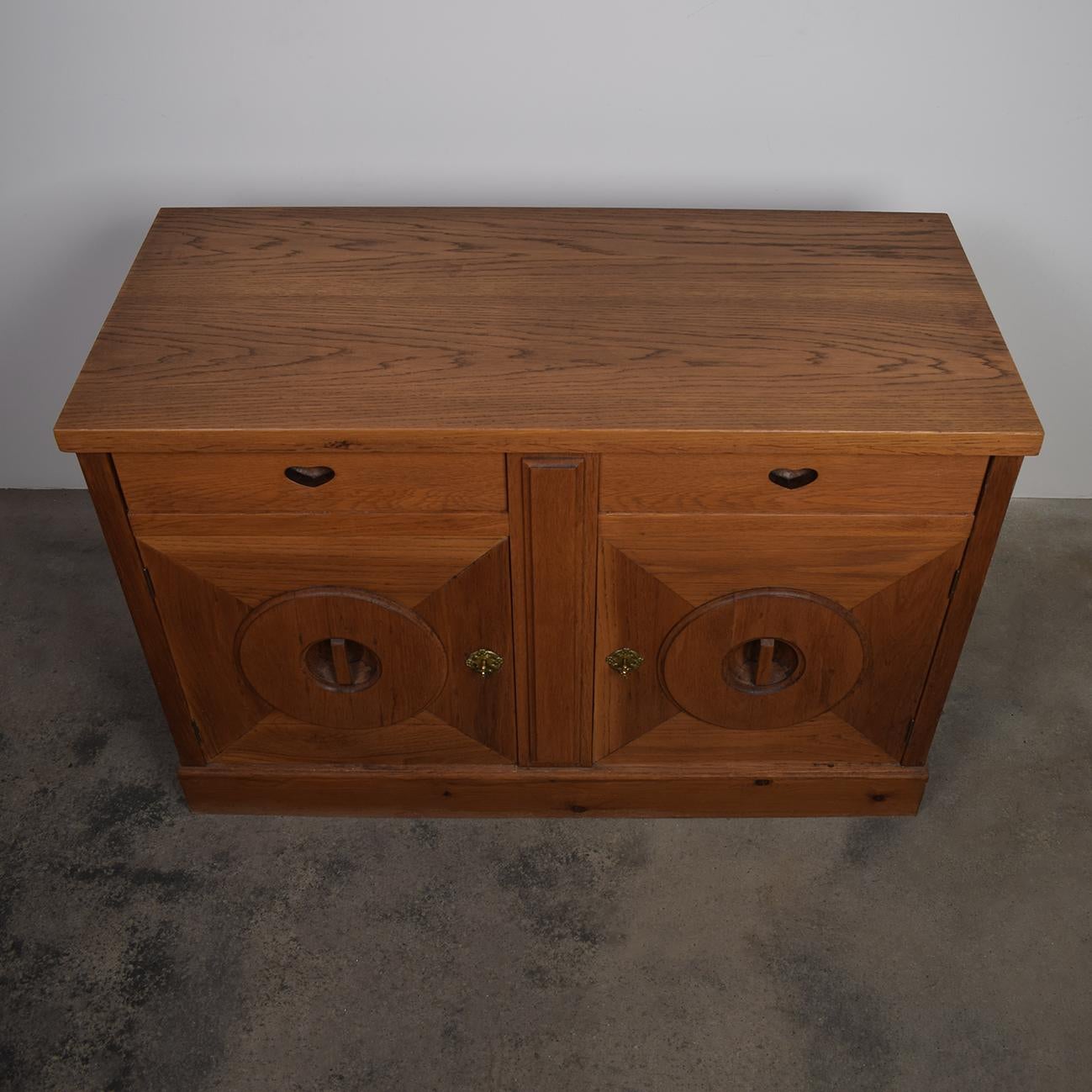 Metà XX secolo Buffet o credenza in Oak degli anni '30 in stile Arts and Crafts francese in vendita