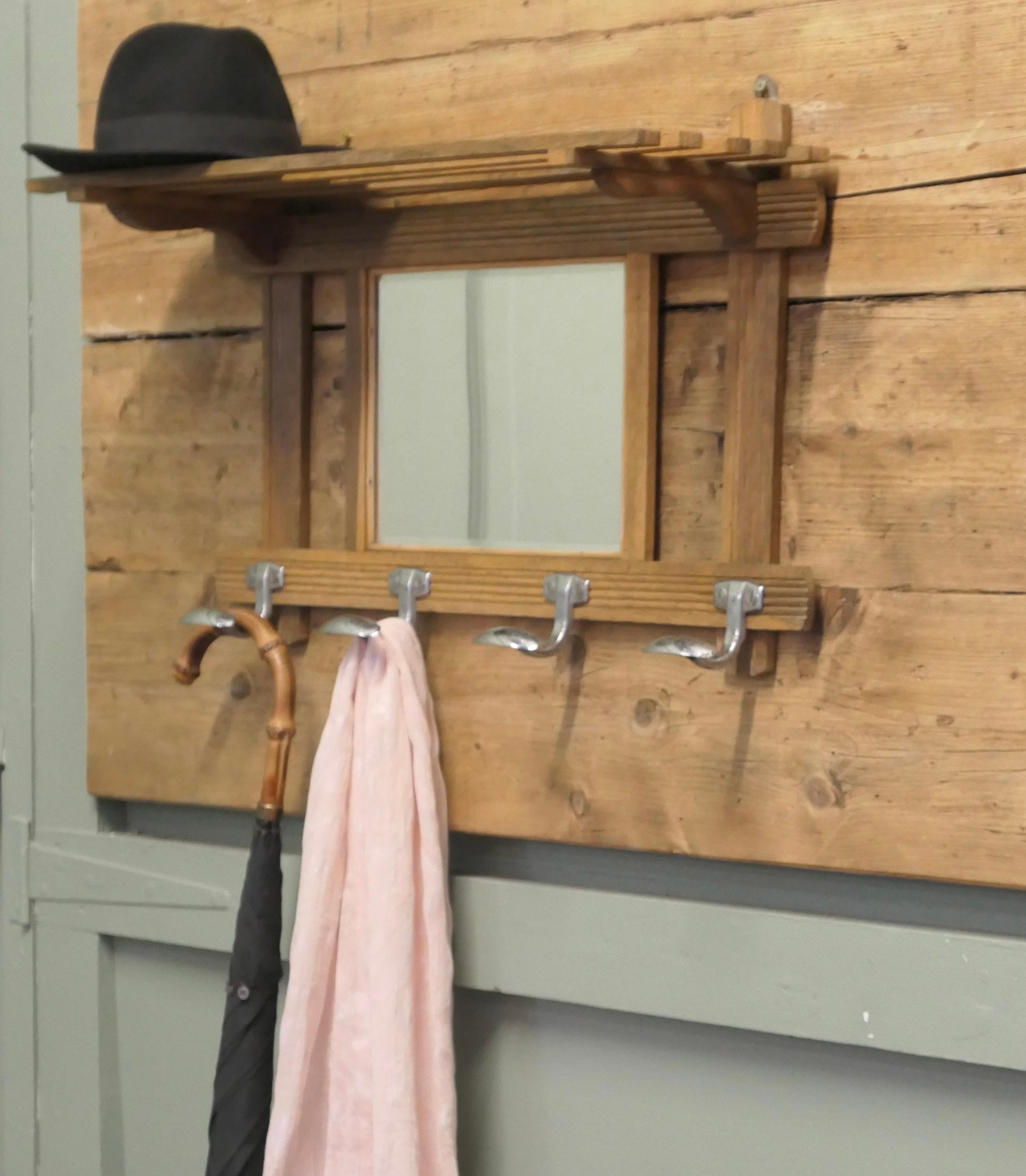 Arts and Crafts Französisch Kiefer Wandspiegel mit Regal und  Kleiderhaken

Dies ist ein sehr attraktives Stück mit einem rustikalen Look wird es sehr gut in einem Boot Zimmer, Hall Weg arbeiten  oder Garderobe
Der Spiegel hat unten 4 verchromte