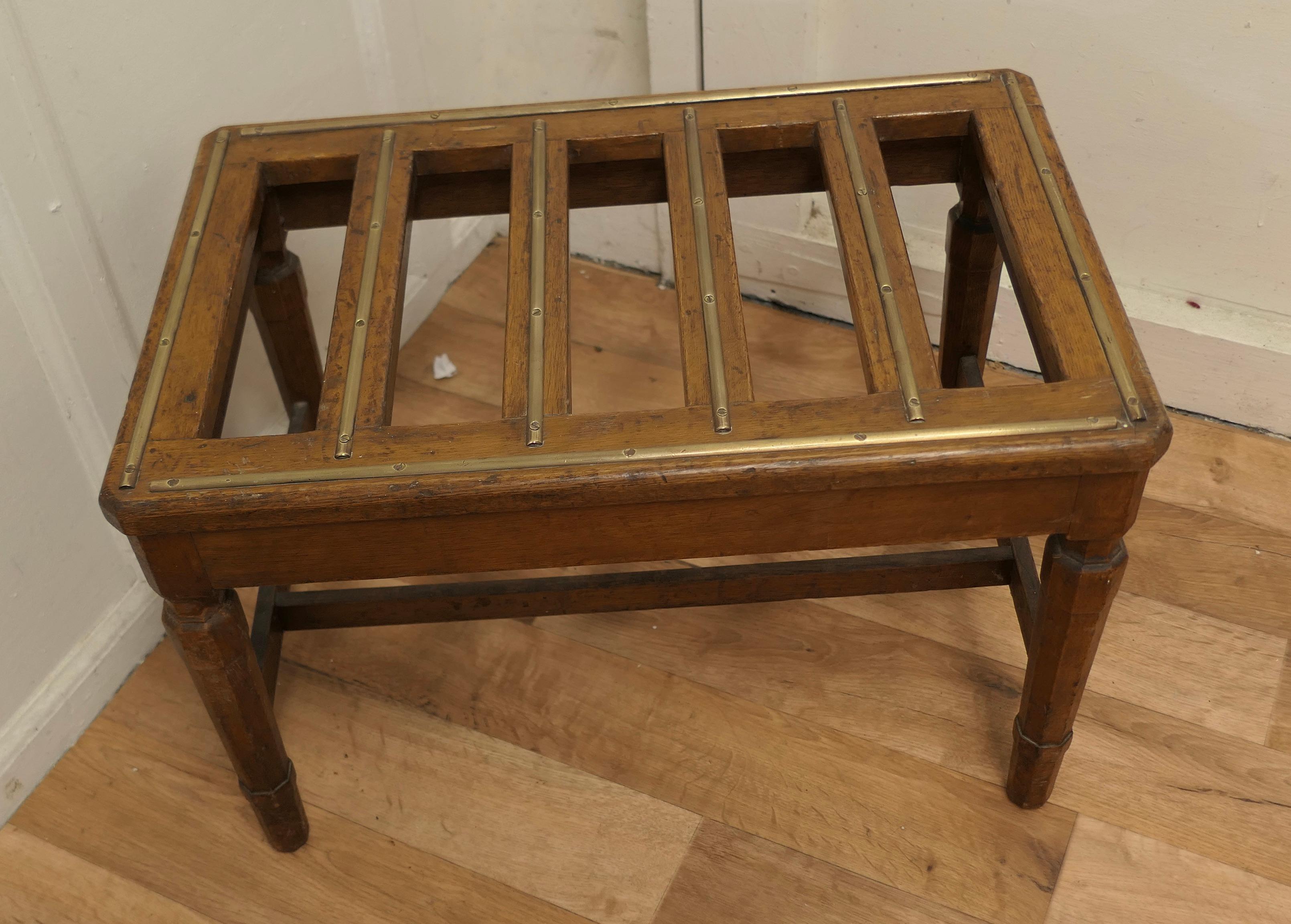 Arts and Crafts Golden Oak and Brass Luggage Rack, Suitcase Stand    In Good Condition For Sale In Chillerton, Isle of Wight