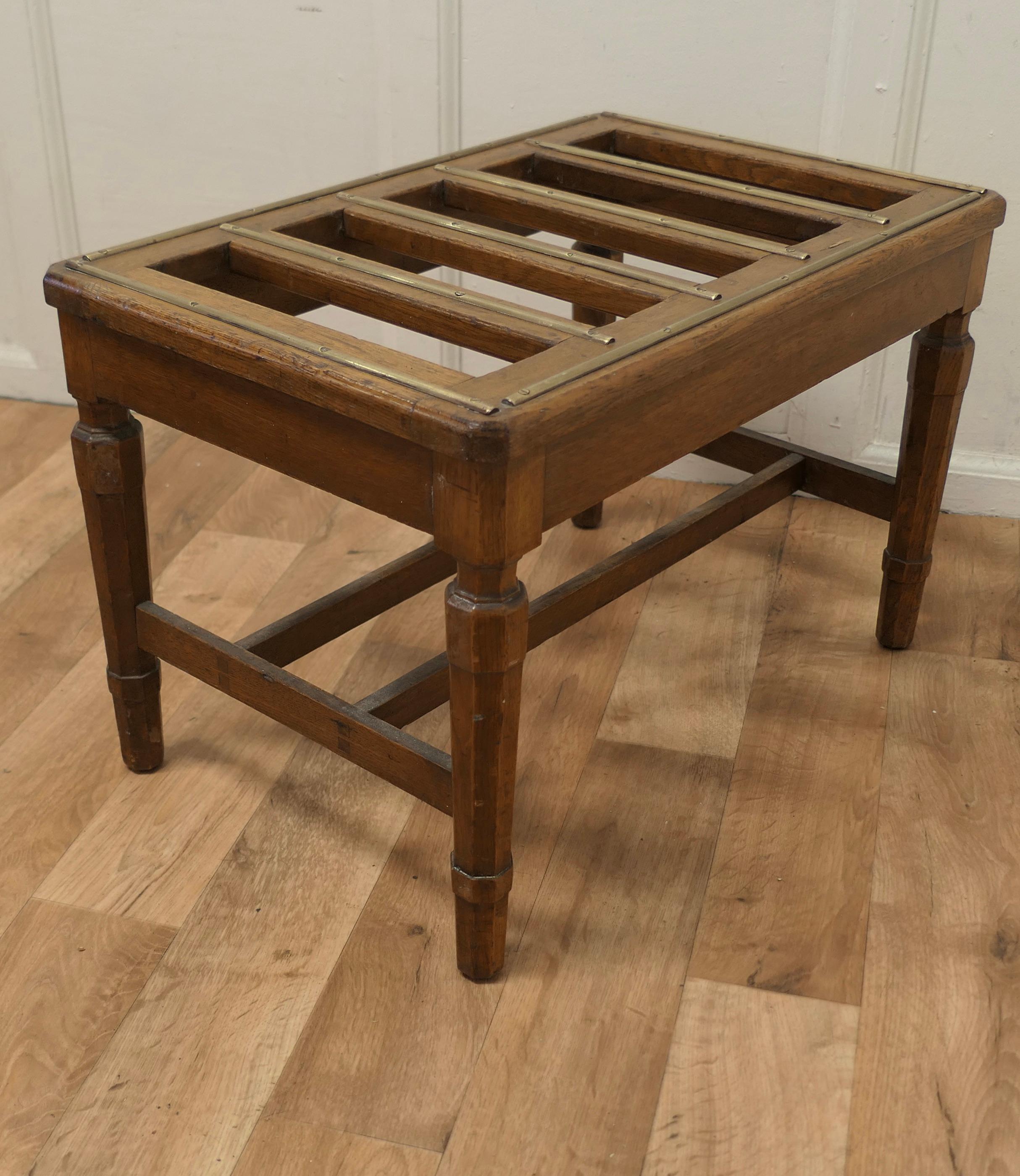 Arts and Crafts Golden Oak and Brass Luggage Rack, Suitcase Stand In Good Condition In Godshill, Isle of Wight