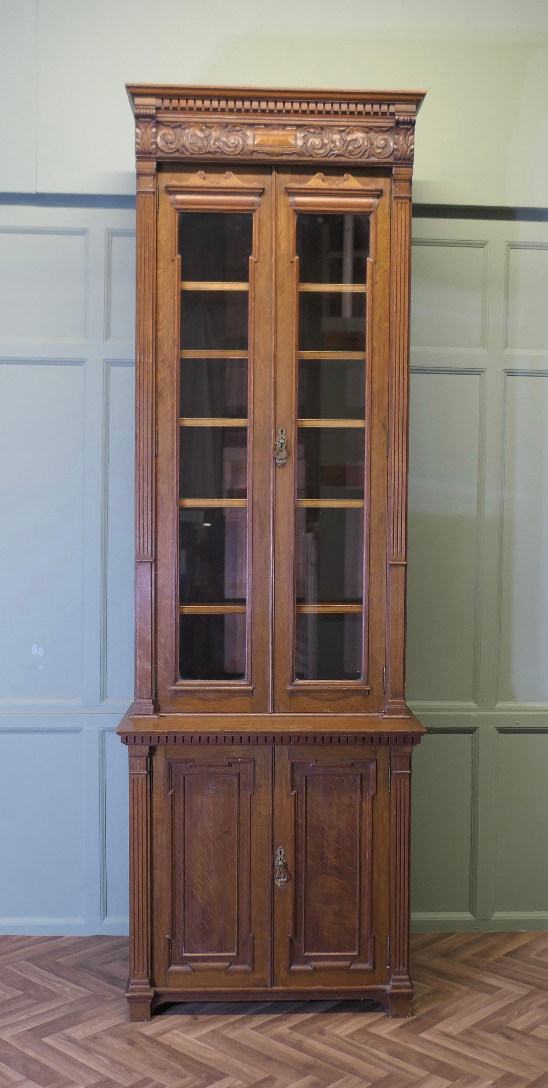 Arts and Crafts Golden Oak di Maple & Co.

Si tratta di un pezzo alto ed elegante, risalente all'ultima parte del XIX secolo, molto simile allo stile di Pugin. 
La parte superiore della libreria è dotata di ante vetrate che racchiudono ripiani