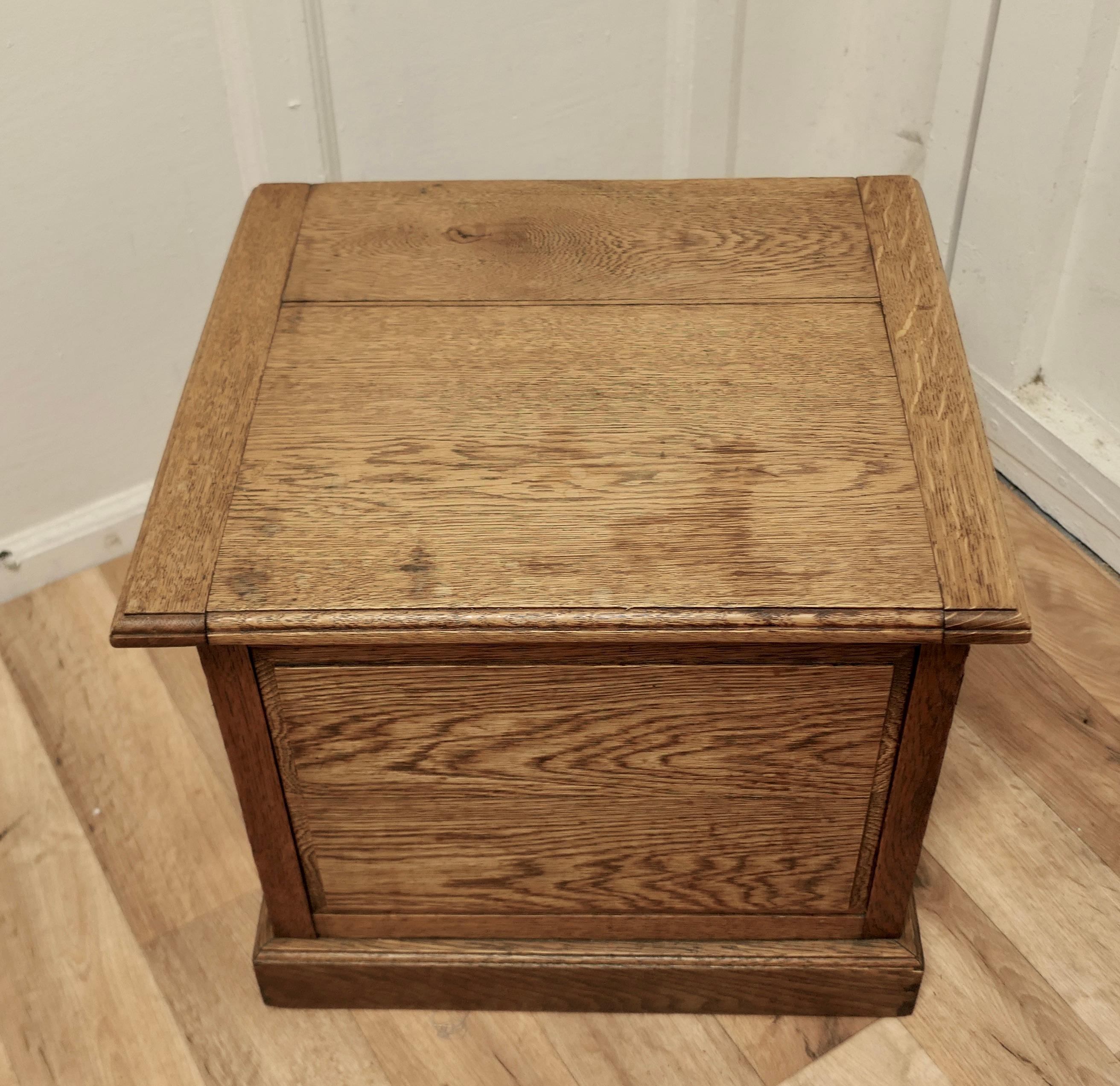 Boîte à bûches en chêne doré Arts and Crafts, siège ou table d'appoint Bon état - En vente à Chillerton, Isle of Wight