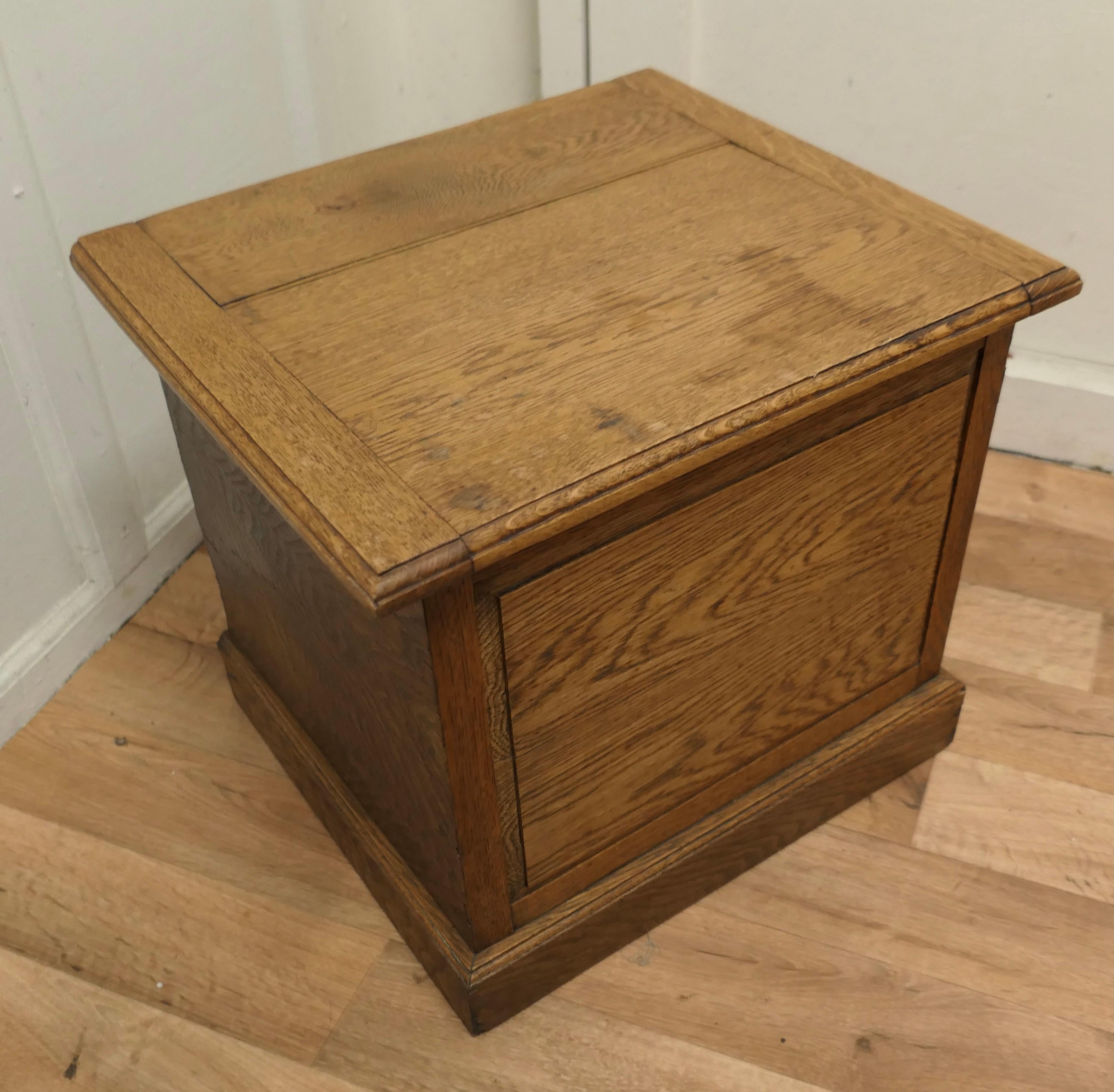 XIXe siècle Boîte à bûches en chêne doré Arts and Crafts, siège ou table d'appoint en vente