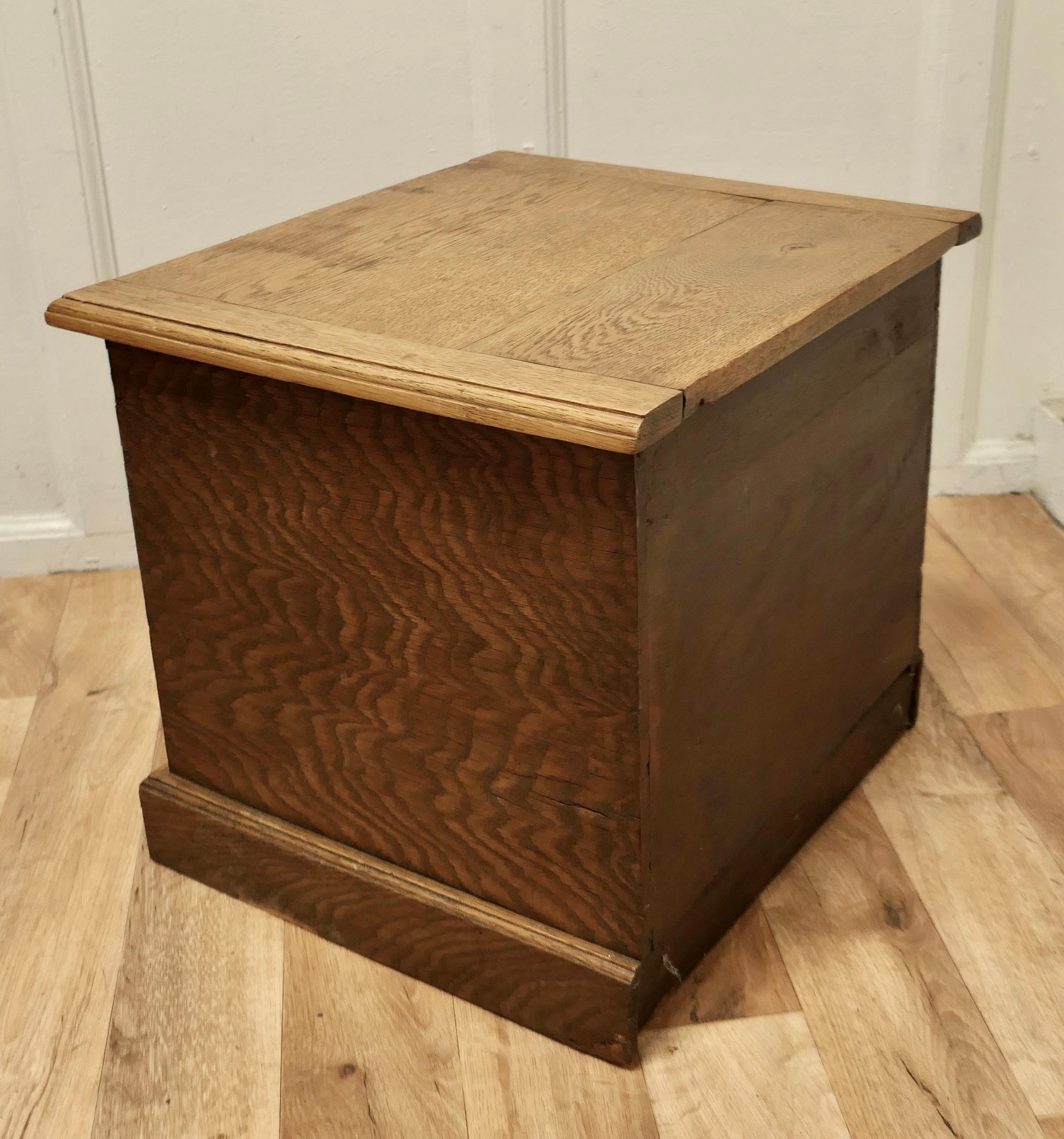 Boîte à bûches en chêne doré Arts and Crafts, siège ou table d'appoint en vente 1